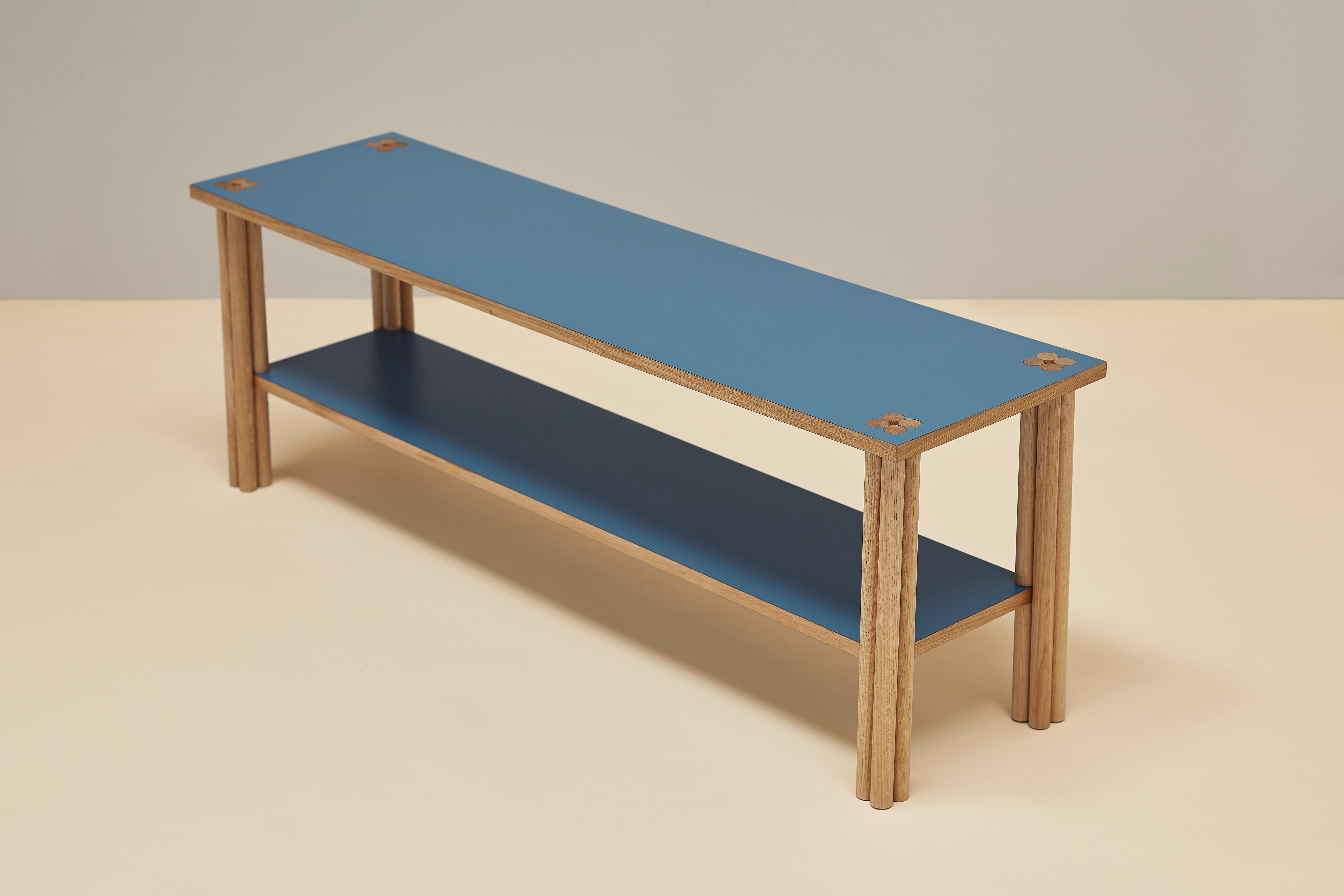 Buffet Hana bleu clair (Denim) et chêne
Dimensions : P 130 x L 35 x H 45 cm
Matériaux : Bois de chêne massif, placage de chêne, Formica
Noyer ou autre bois possible.

Hana est un mot japonais qui signifie 