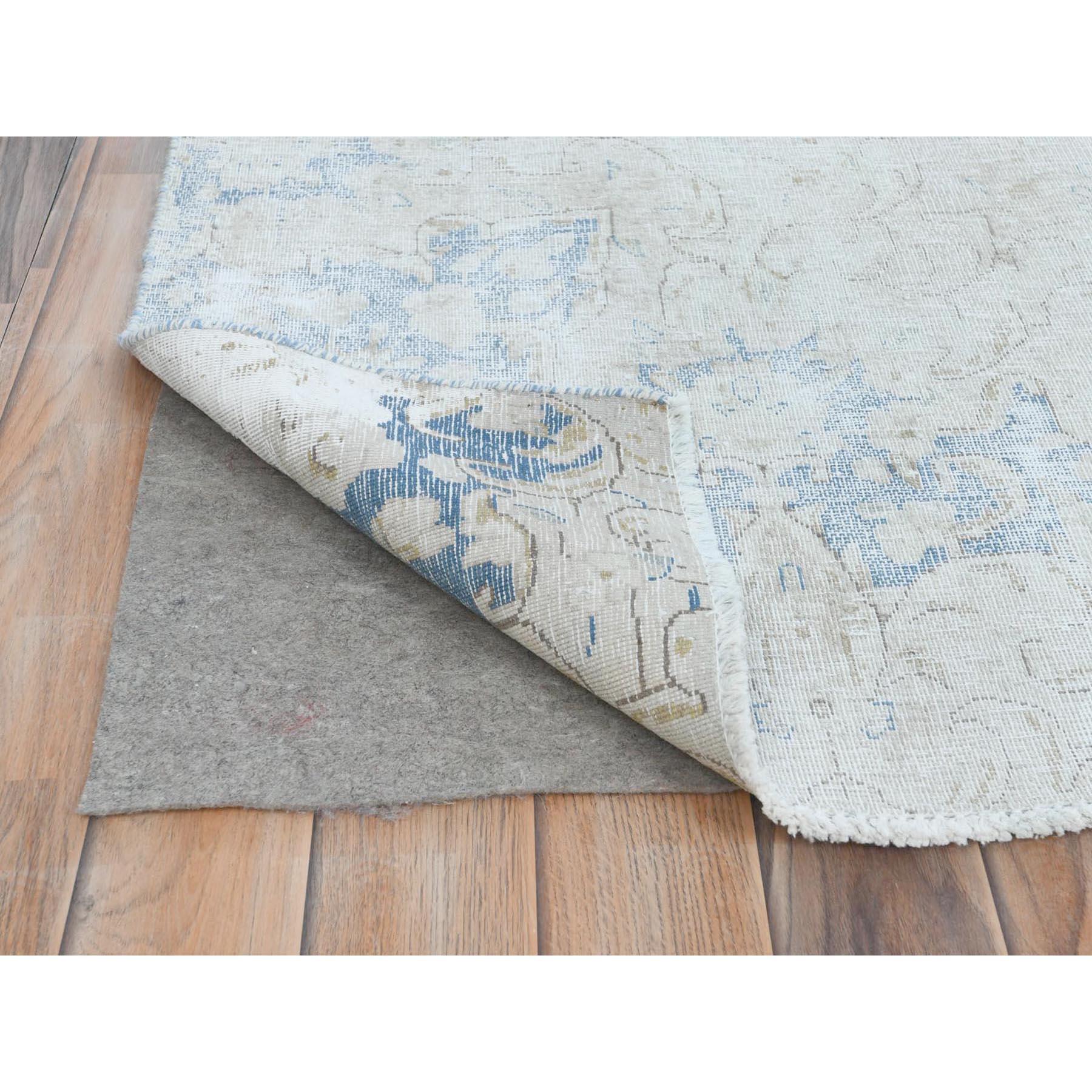 Hellblauer, handgeknüpfter, langer, getragener, alter, persischer Kerman-Teppich aus Wolle im Used-Look (Handgeknüpft) im Angebot