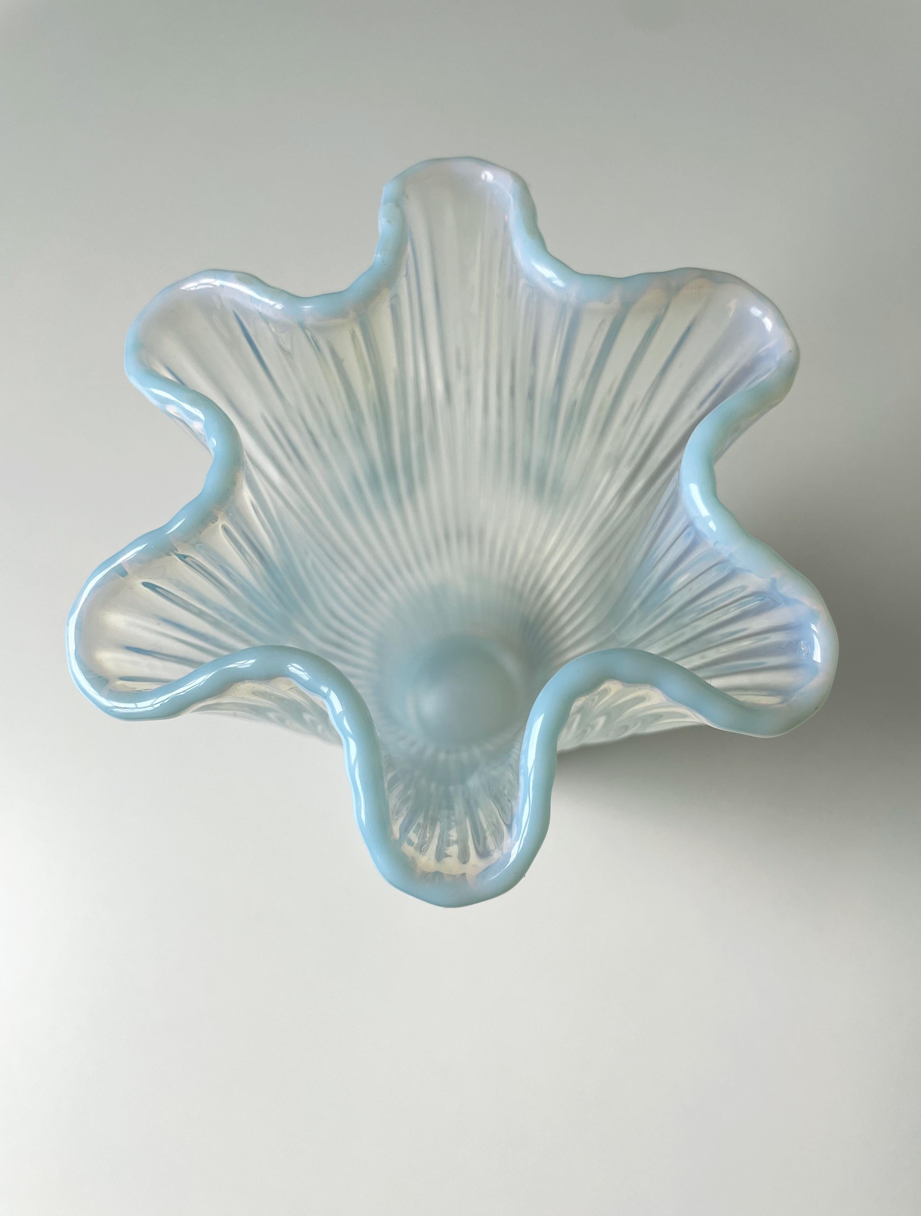 Zarte und exquisite mundgeblasene schwedische Kunstglasvase, entworfen von Arthur Percy für Gullaskrufs Glasbruk im Jahr 1952. Weißes und hellblaues, opalisierendes Glas bildet diese anmutige Vase mit dem Namen Reffla (Schweiz für Rillen) – das