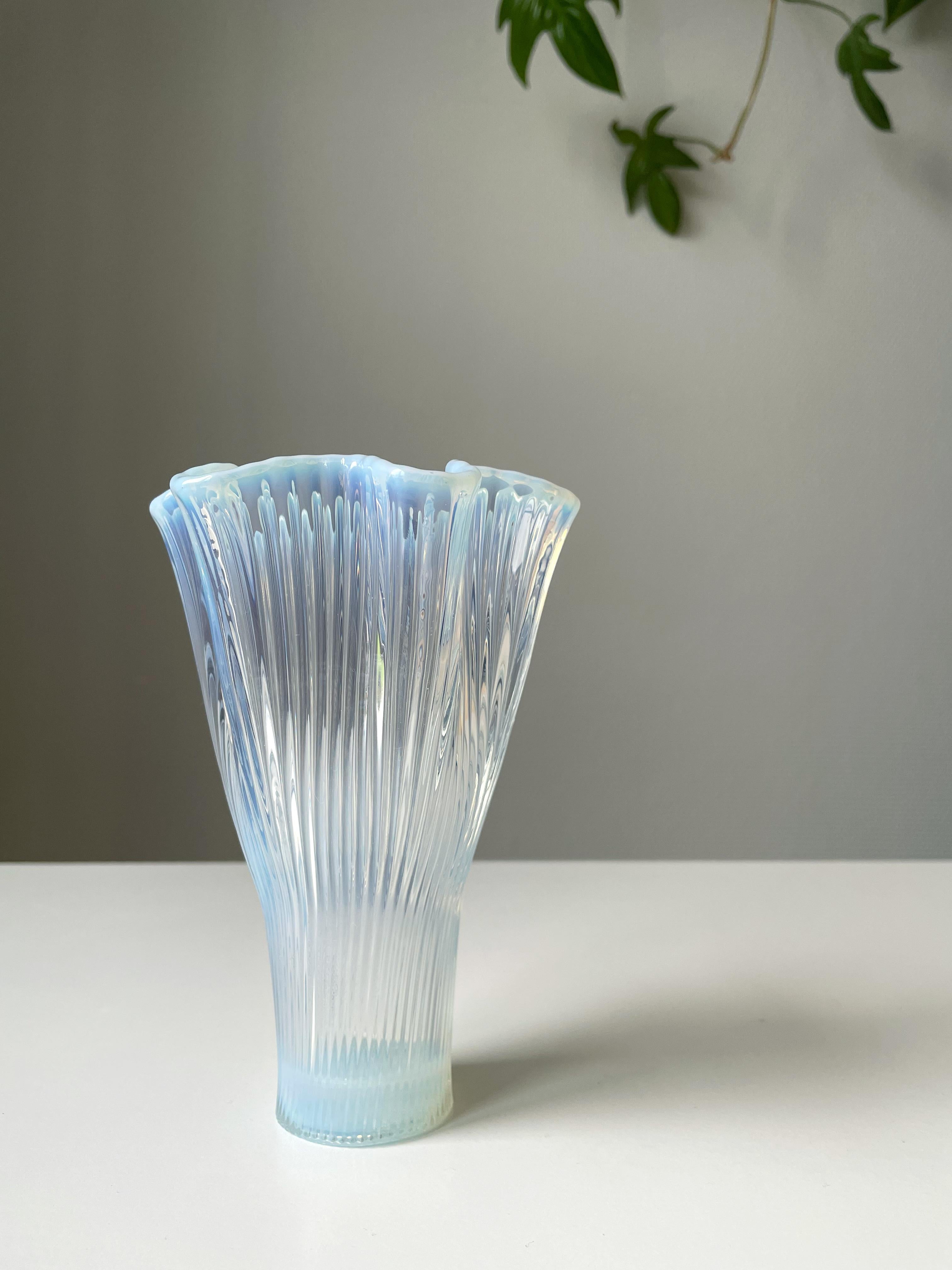Mid-Century Modern Vase en verre opalescent bleu clair d'Arthur Percy pour Gullaskruf, 1952 en vente