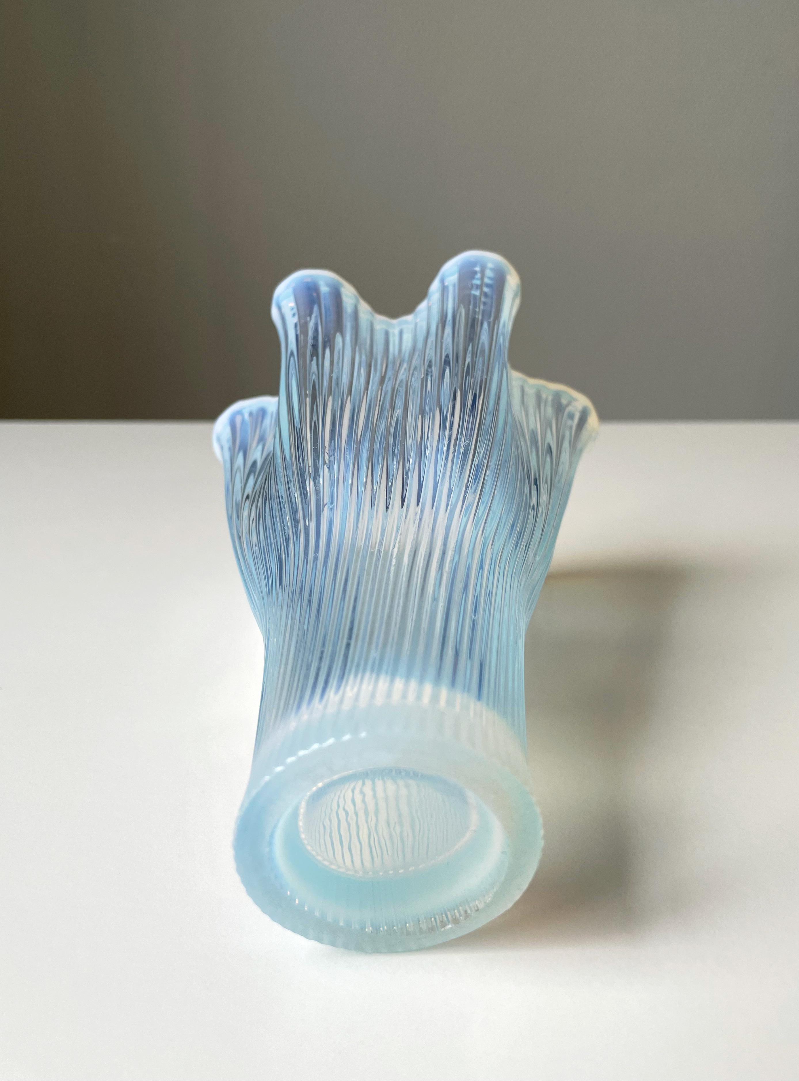 Suédois Vase en verre opalescent bleu clair d'Arthur Percy pour Gullaskruf, 1952 en vente