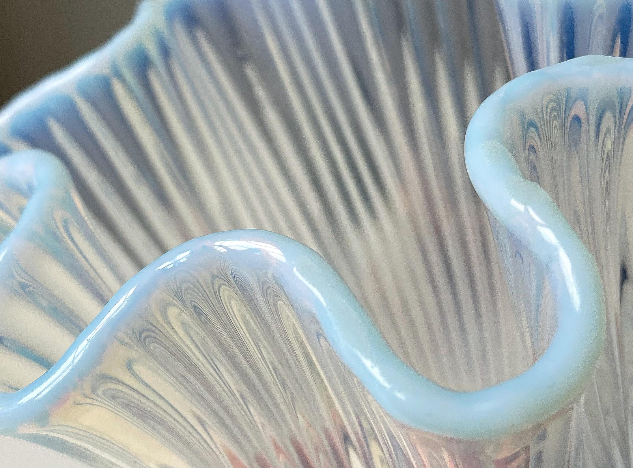 XX secolo Vaso in vetro opalescente azzurro Arthur Percy di Gullaskruf, 1952 in vendita