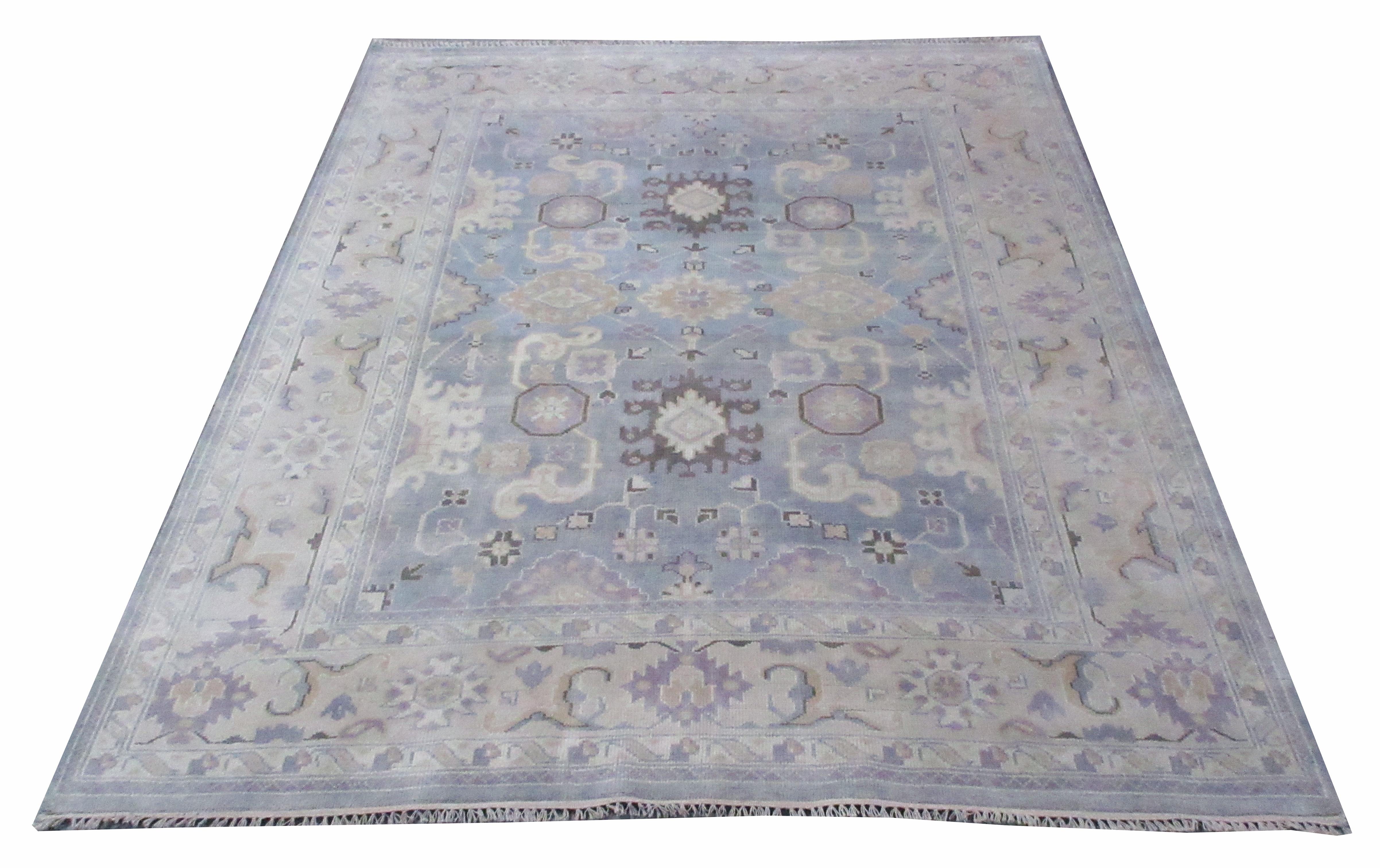 Handgeknüpfter Wollflor auf einem Baumwollgrund.

Abmessungen: 8' x 9'9