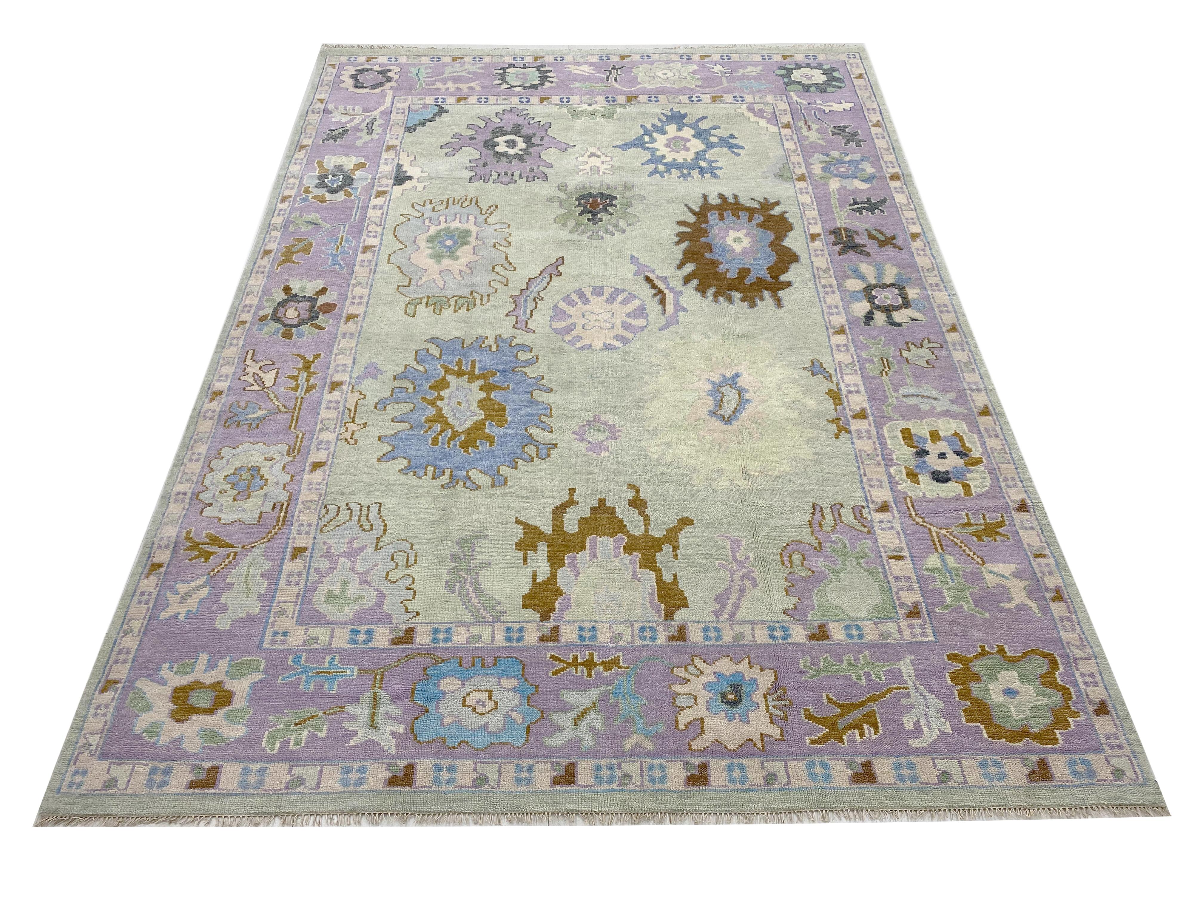 Annodato a mano, vello di lana su una base di cotone.

Dimensioni: 9' x 12'

Nuovo

Origine: India

Colore del campo: blu chiaro

Colore del bordo: lavanda

Colori accenti: Blu, Verde chiaro, Marrone, Verde