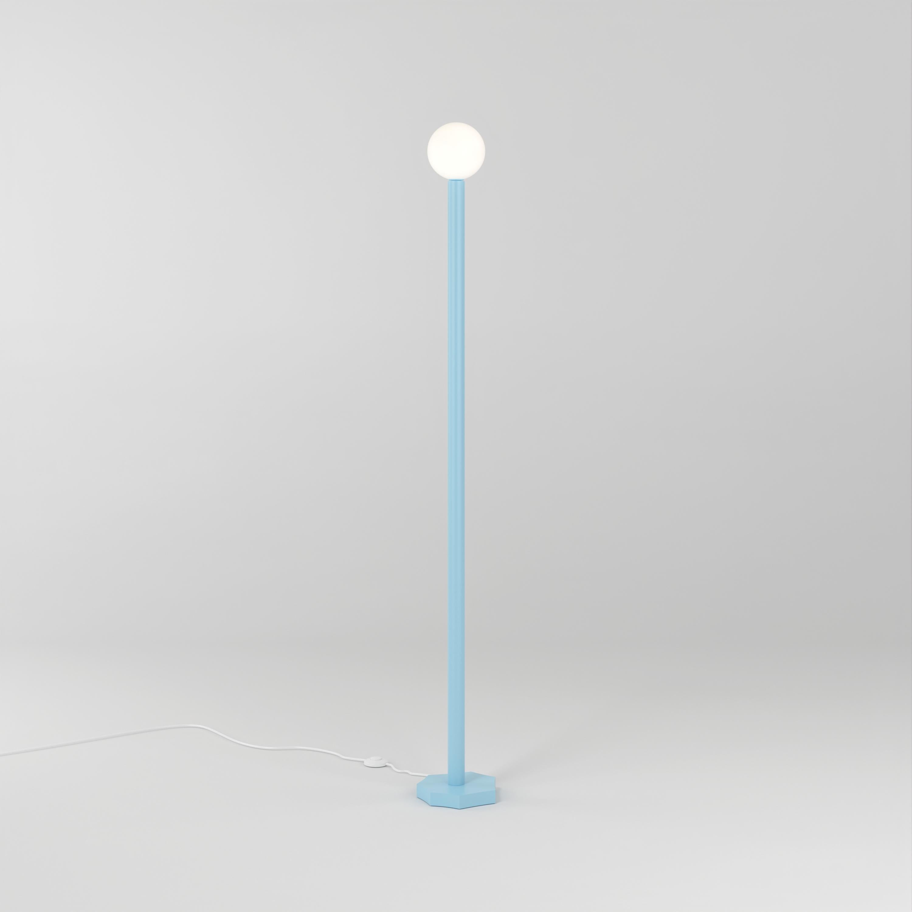 Lámpara de pie cortada con contornos azul claro de Atelier Areti
Dimensiones: P 20,4 x A 156,7 cm.
Materiales: Metal con recubrimiento en polvo, cristal blanco.

Disponible en base cilíndrica cortada, base de forma libre o base de forma