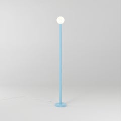 Lampe de sol découpée aux contours bleu clair par Atelier Areti