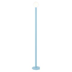 Lampe de sol découpée aux contours bleu clair par Atelier Areti