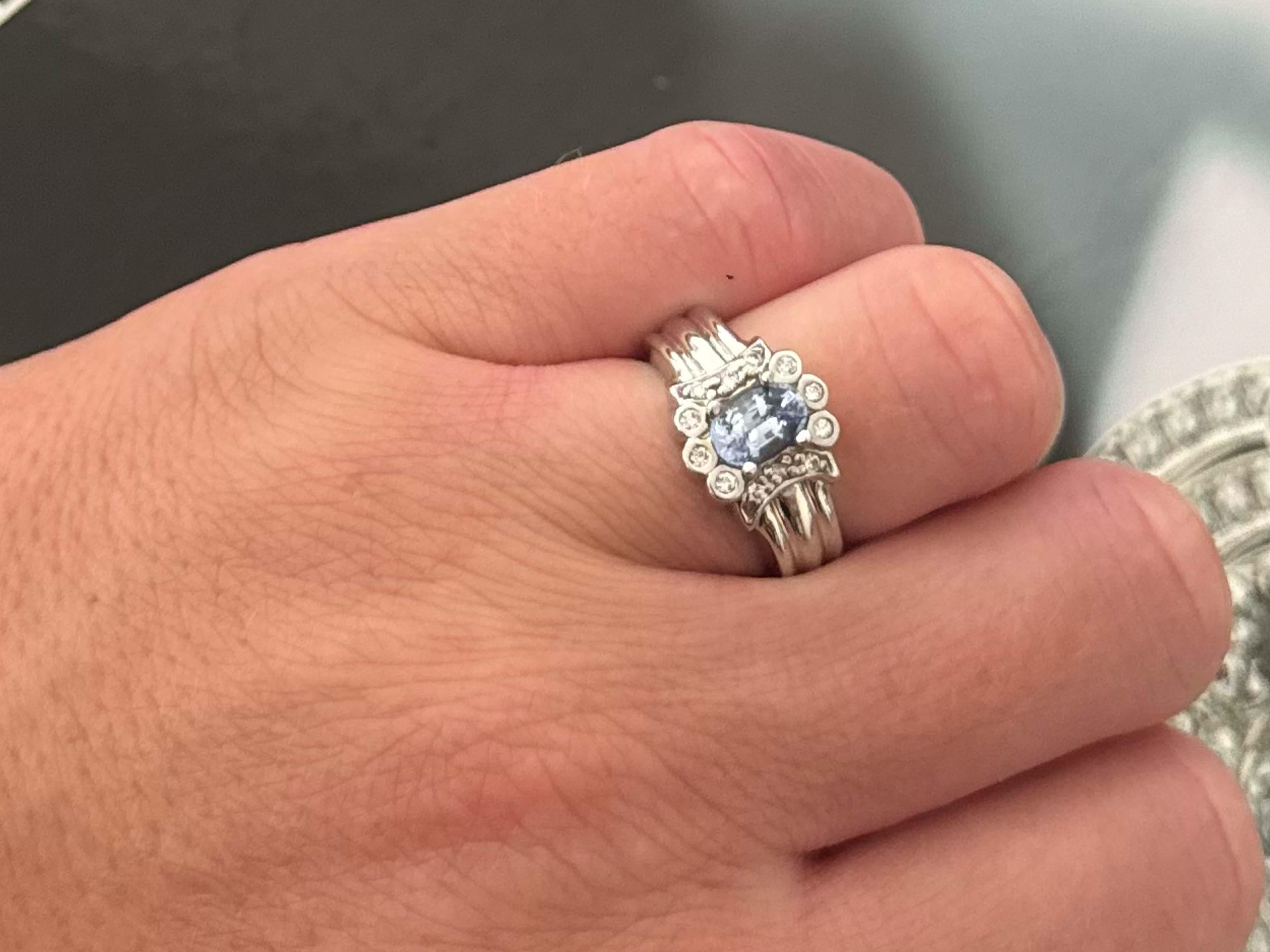 Artikel-Spezifikationen:

Metall: 14k Weißgold

Anzahl der Diamanten: 12 runder Brillantschliff 

Diamant Karat Gewicht: ~0.10

Farbe des Diamanten: G-J

Diamant Reinheit: SI1-SI2

Saphir Anzahl: 1 ovaler hellblauer Saphir

Karatgewicht Saphir: