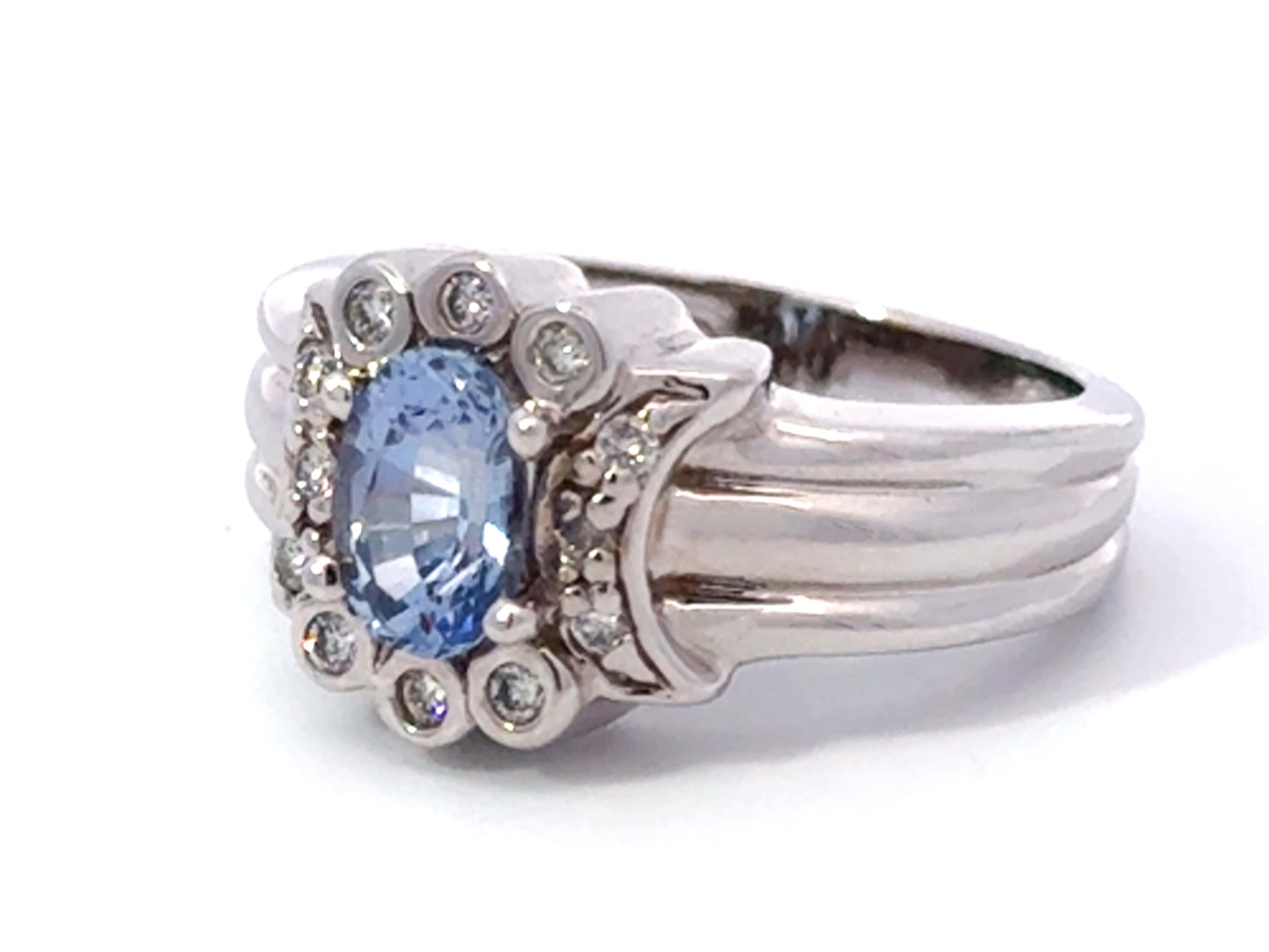 Hellblauer ovaler Saphir-Diamant-Ring 14k Weißgold im Zustand „Hervorragend“ im Angebot in Honolulu, HI