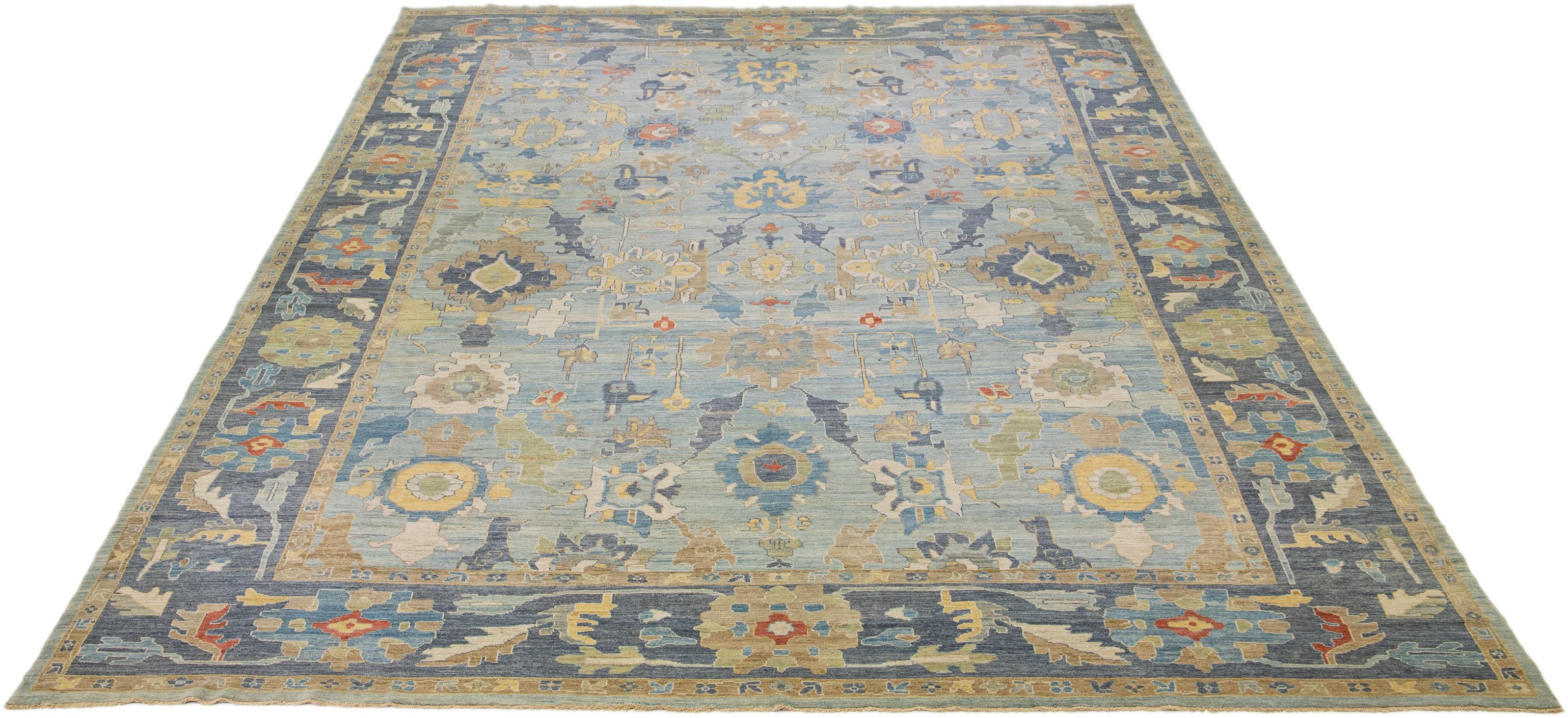 Cette réinterprétation moderne d'un design Sultanabad intemporel se manifeste magnifiquement dans un tapis en laine noué à la main, resplendissant dans sa teinte bleu clair saisissante. Une bordure bleu marine complexe délimite sa broderie florale