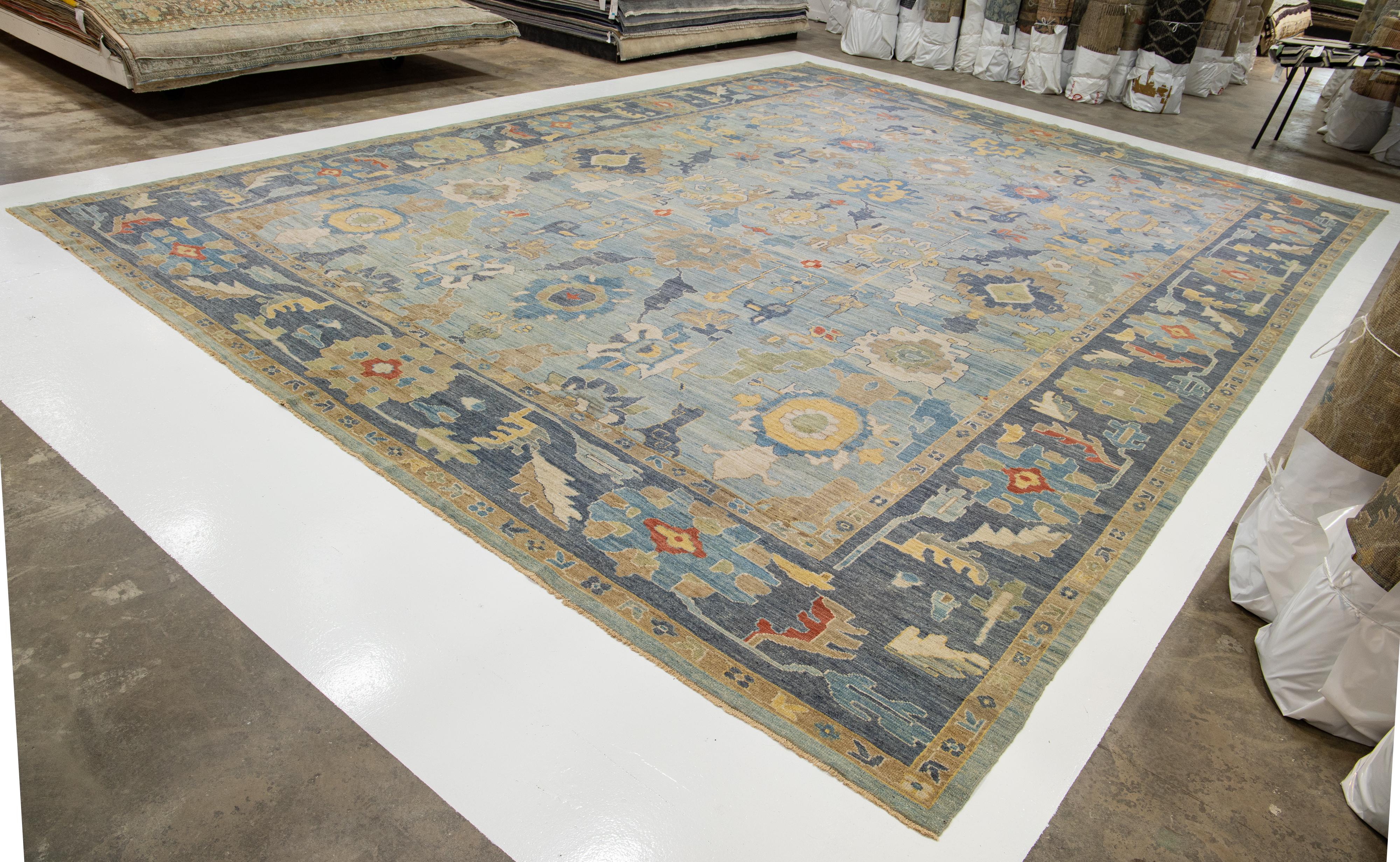 Noué à la main Tapis surdimensionné en laine bleu clair Sultanabad fait à la main avec motif intégral en vente