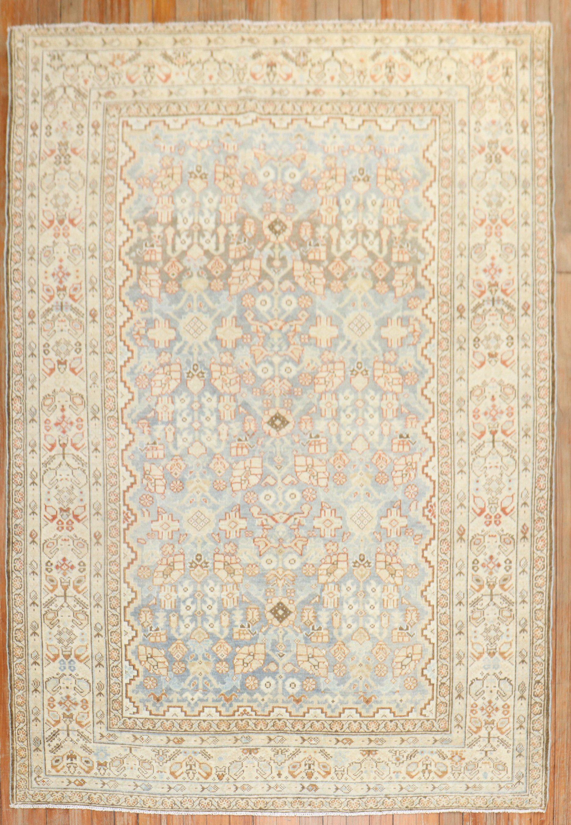 Ein persischer Malayer-Teppich in Akzentgröße aus dem frühen 20. Jahrhundert in überwiegend hellblau

Maße: 4'6