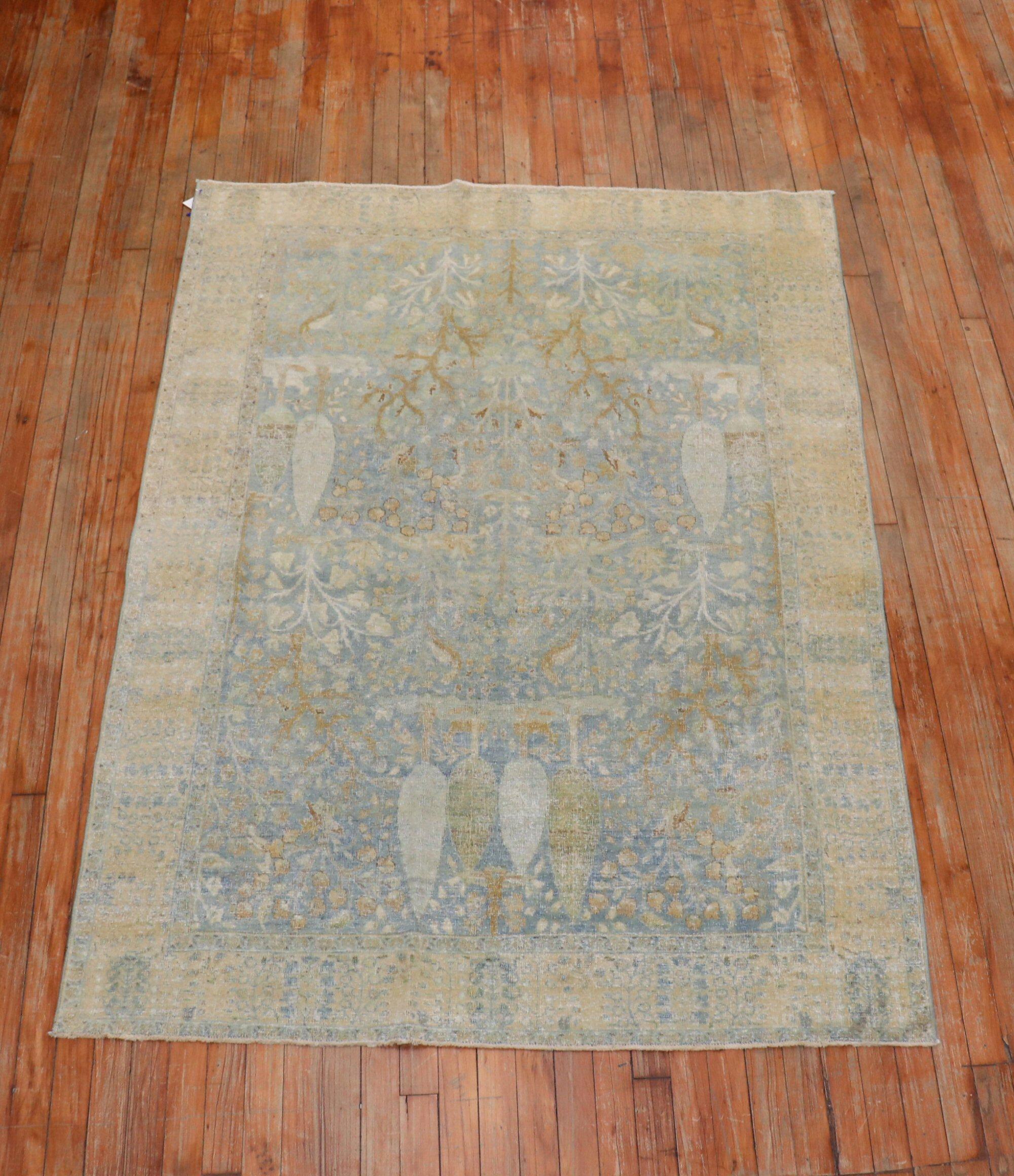 persischer Täbris-Bilderteppich aus dem 19. Jahrhundert in vorherrschendem Hellblau. Leicht genug, um auch als Wandbehang verwendet zu werden

Maße: 4'6