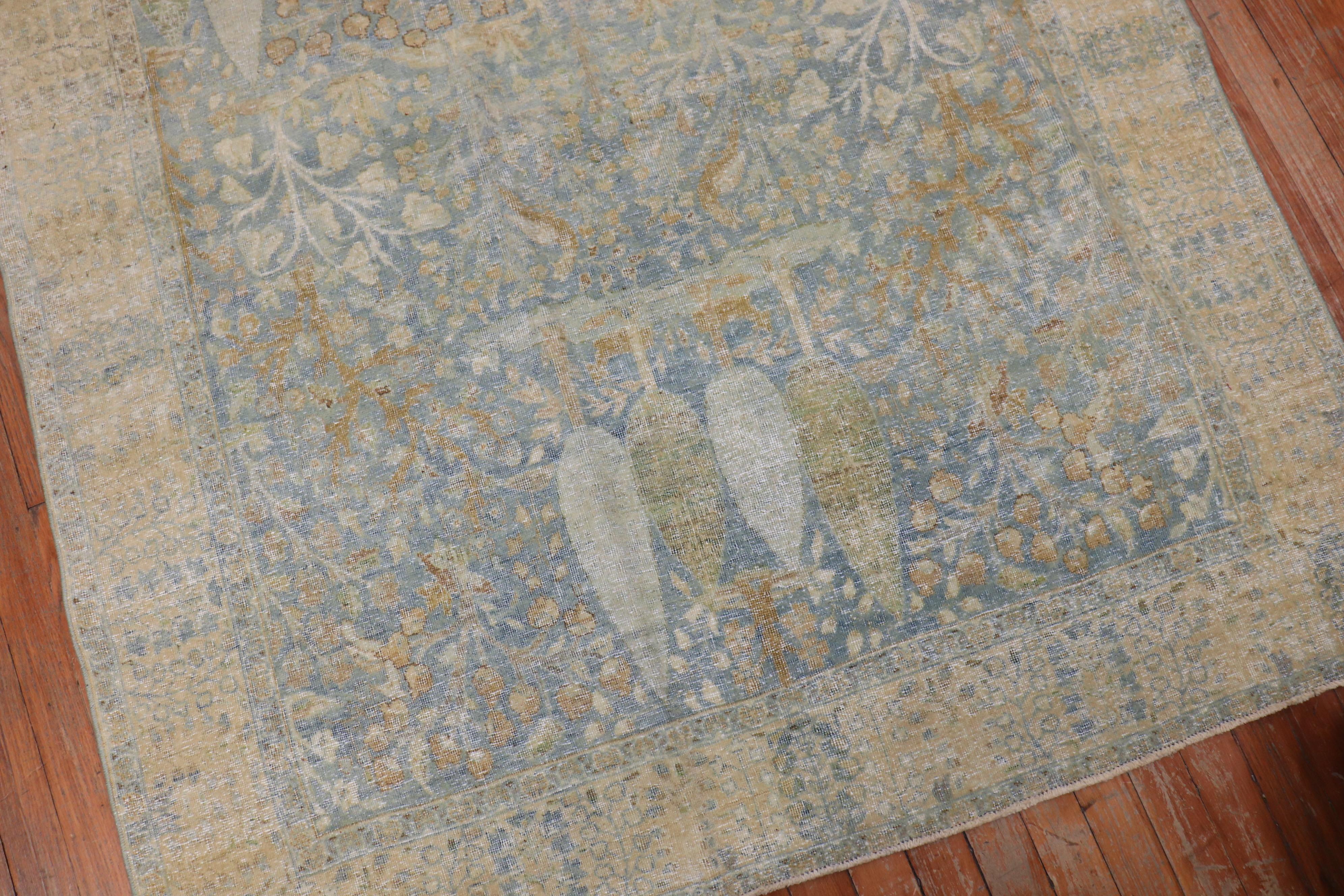 Hellblauer, malerischer, traditioneller persischer Täbris-Teppich (Volkskunst) im Angebot