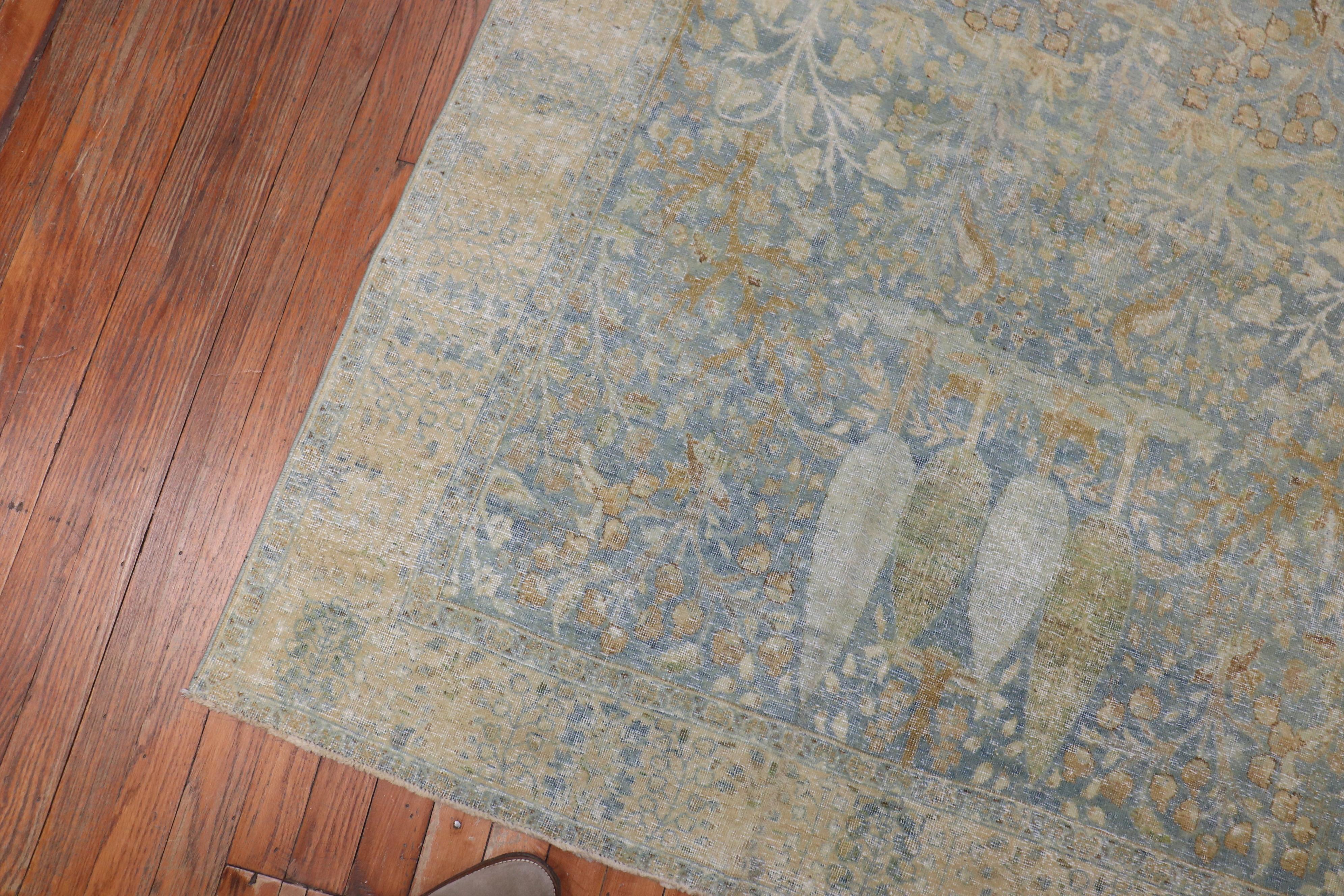 Hellblauer, malerischer, traditioneller persischer Täbris-Teppich (Persisch) im Angebot