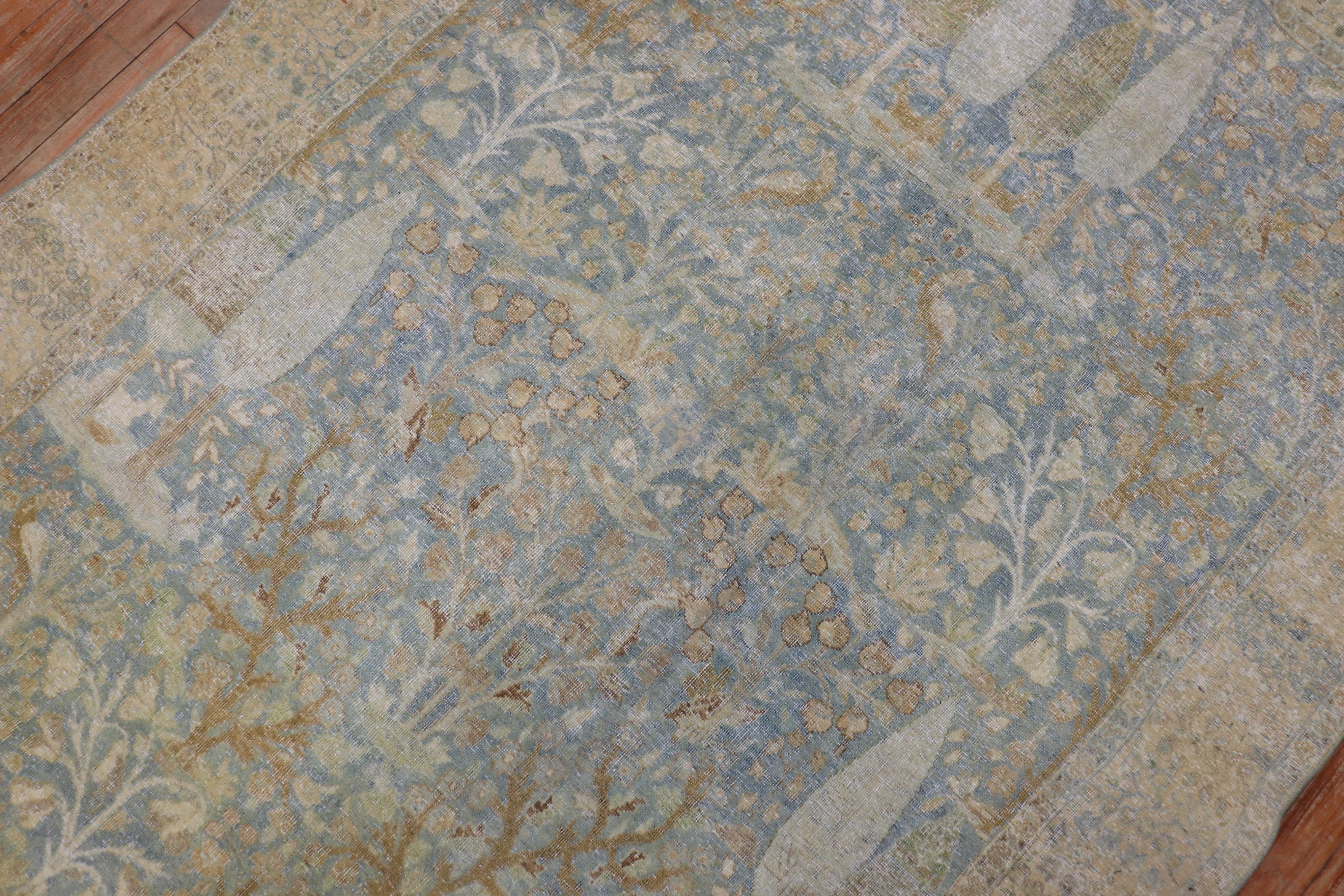 Hellblauer, malerischer, traditioneller persischer Täbris-Teppich im Zustand „Gut“ im Angebot in New York, NY