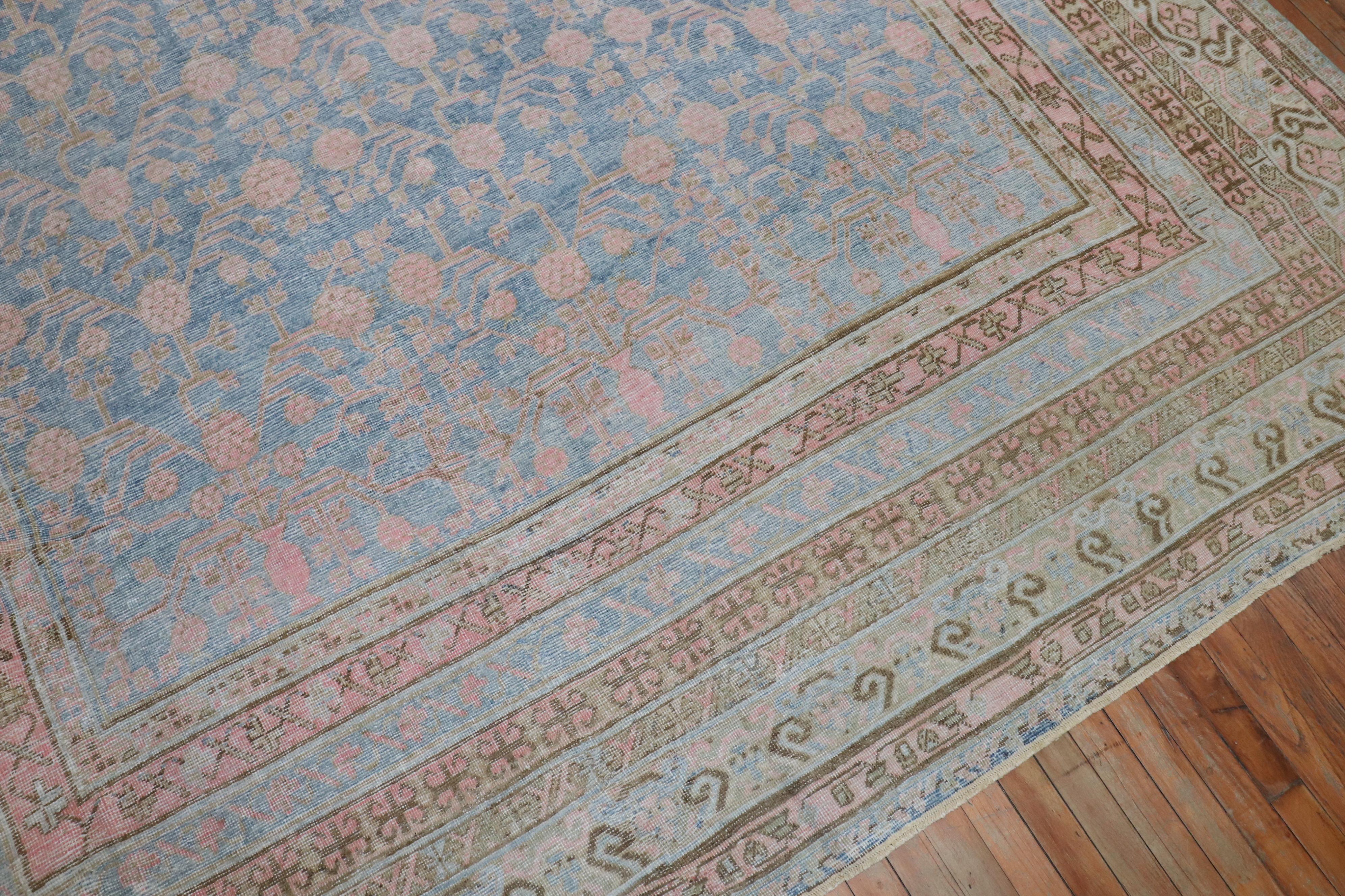 Grand tapis Khotan ancien bleu clair et rose, début du 20ème siècle en vente 9