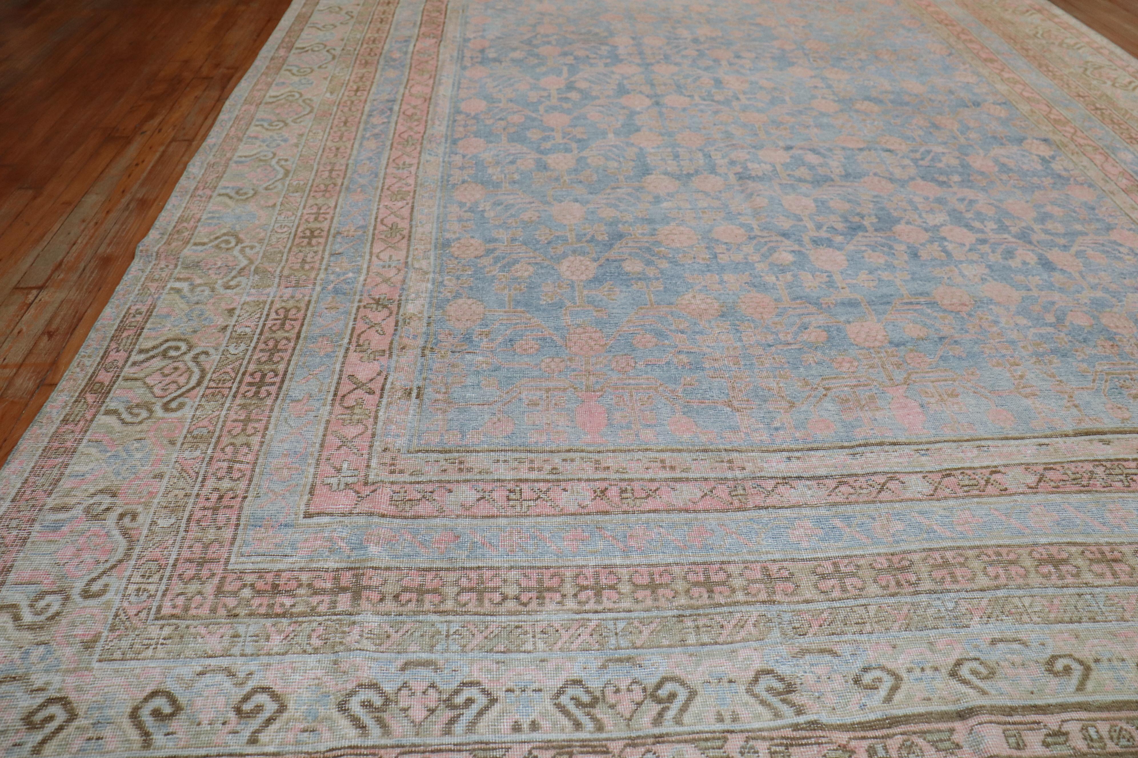 Exportation chinoise Grand tapis Khotan ancien bleu clair et rose, début du 20ème siècle en vente