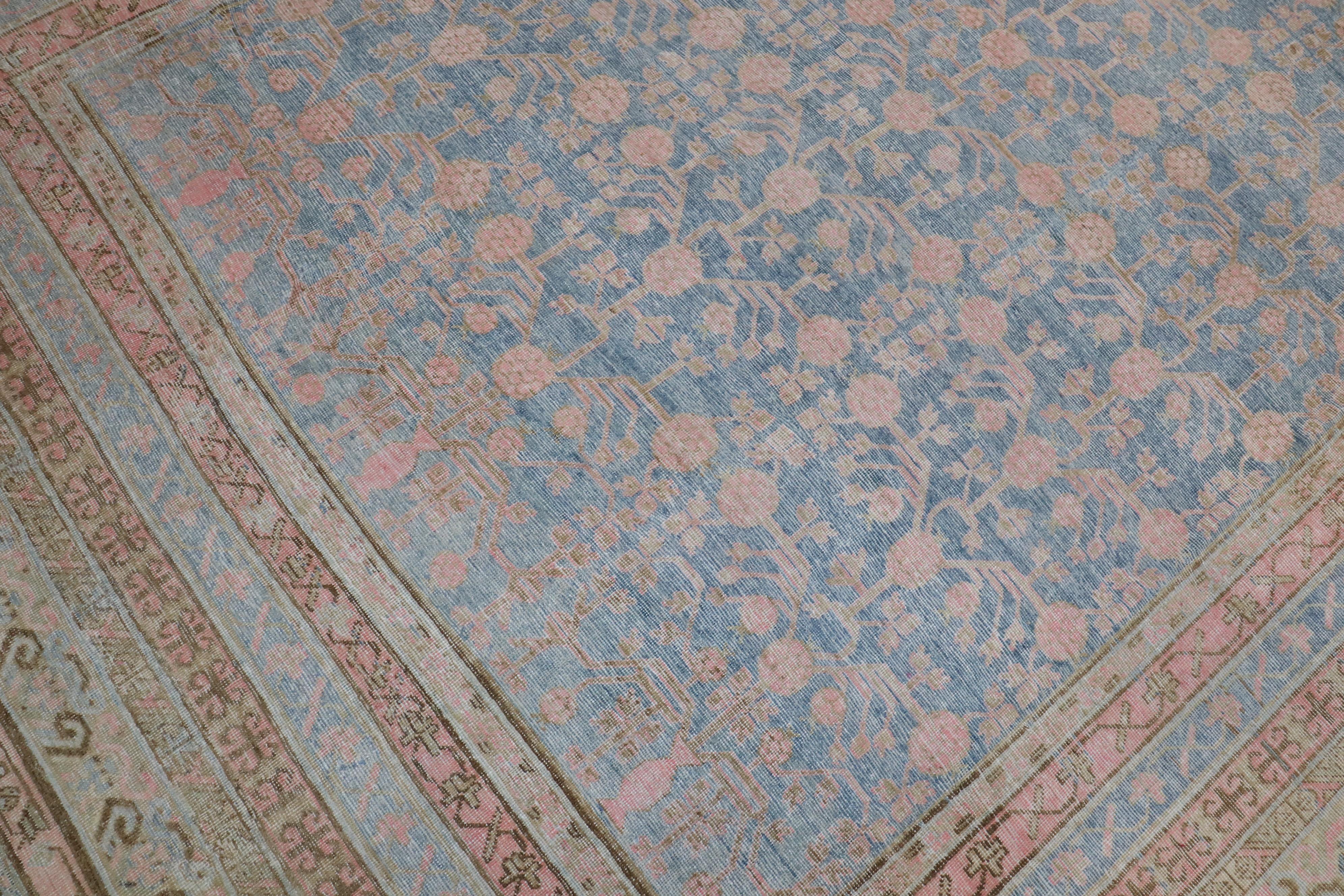 Turkestan oriental Grand tapis Khotan ancien bleu clair et rose, début du 20ème siècle en vente