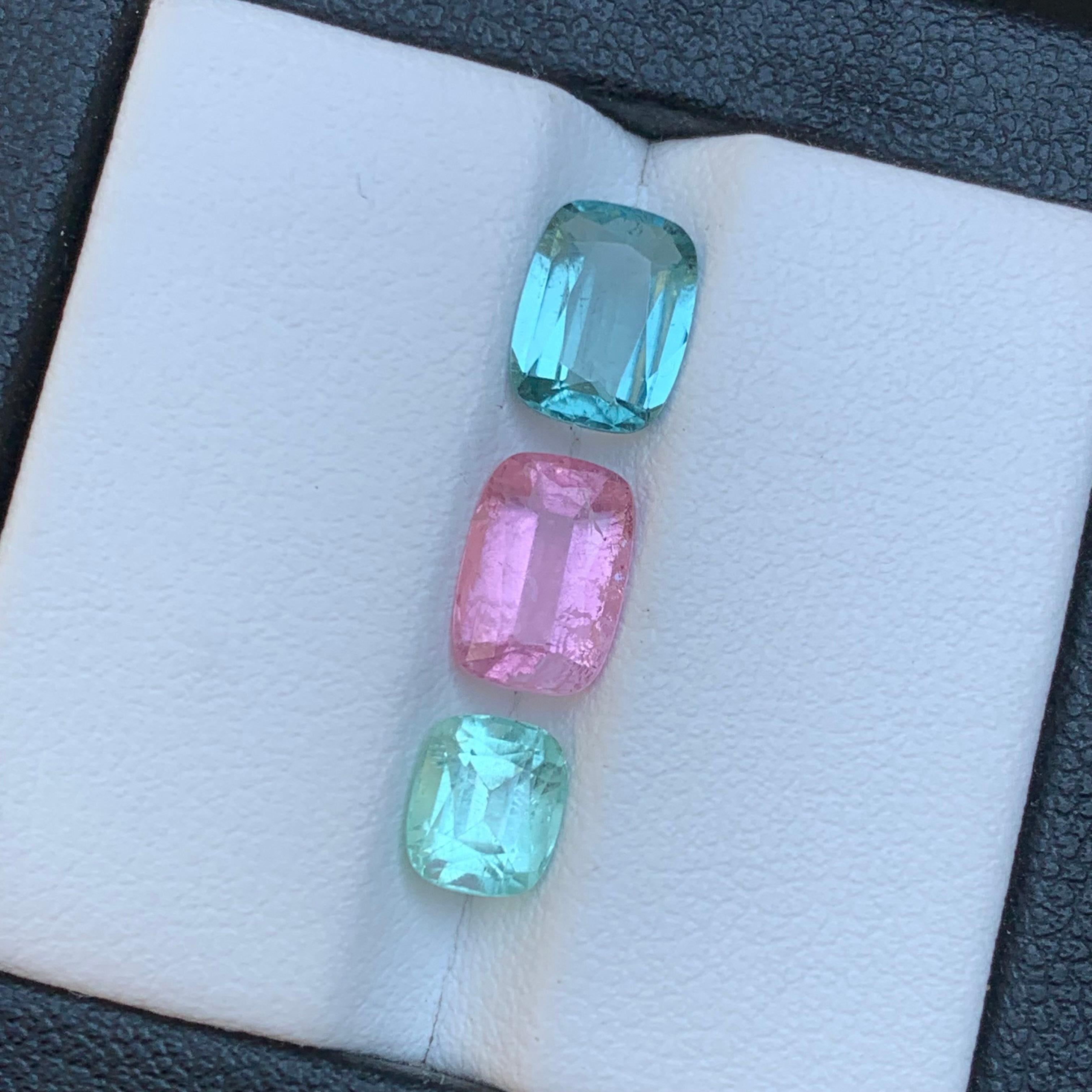 Lote de gemas sueltas de turmalina natural azul claro, rosa y verde pastel para anillos, collares, colgantes, pulseras o cualquier otra joya.

💎 TIPO DE PIEDRA PRECIOSA: Turmalina
⚖️ PESO: 3,55 Quilates
FORMA Y CORTE: Talla cojín
📏 TAMAÑO (MM):