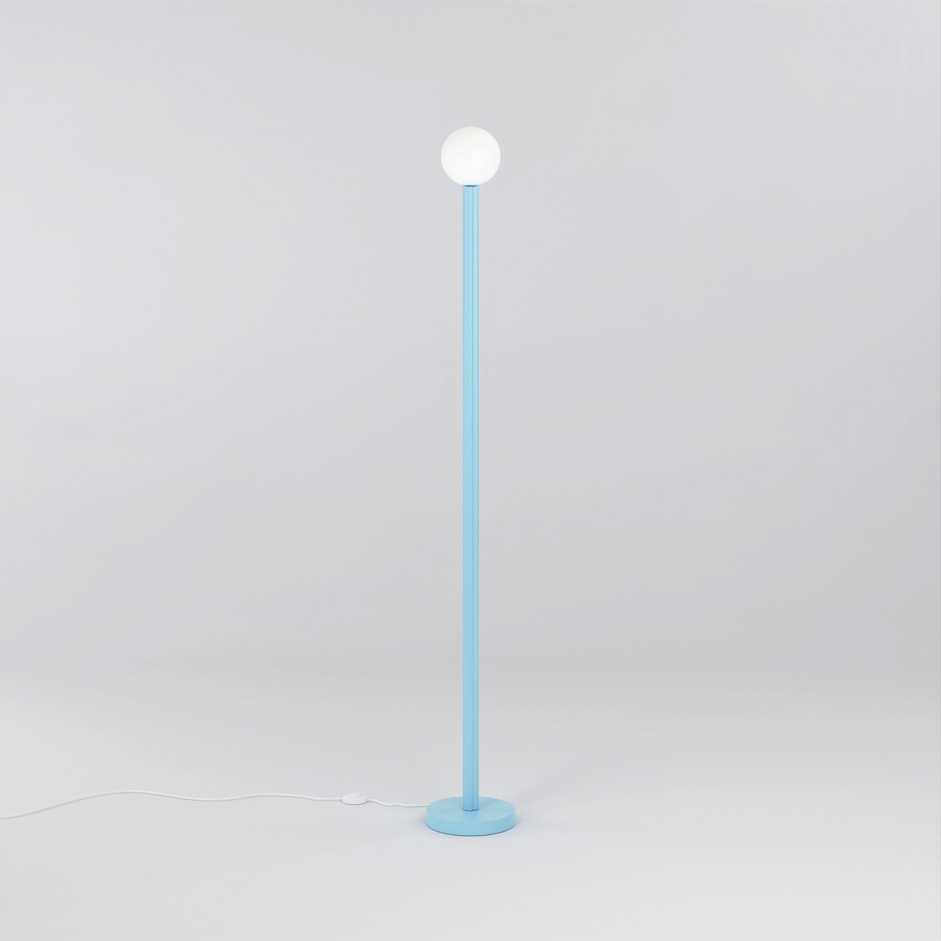 Lampada da terra A.Profiles Light Blue di Atelier Ati
Dimensioni: D 20 x H 156,7 cm.
Materiali: Metallo verniciato a polvere, vetro bianco.

Disponibile in altri colori. Contattateci.

Tutte le nostre lampade possono essere cablate a seconda del