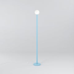 Stehlampe mit hellblauen Profilen von Atelier Areti