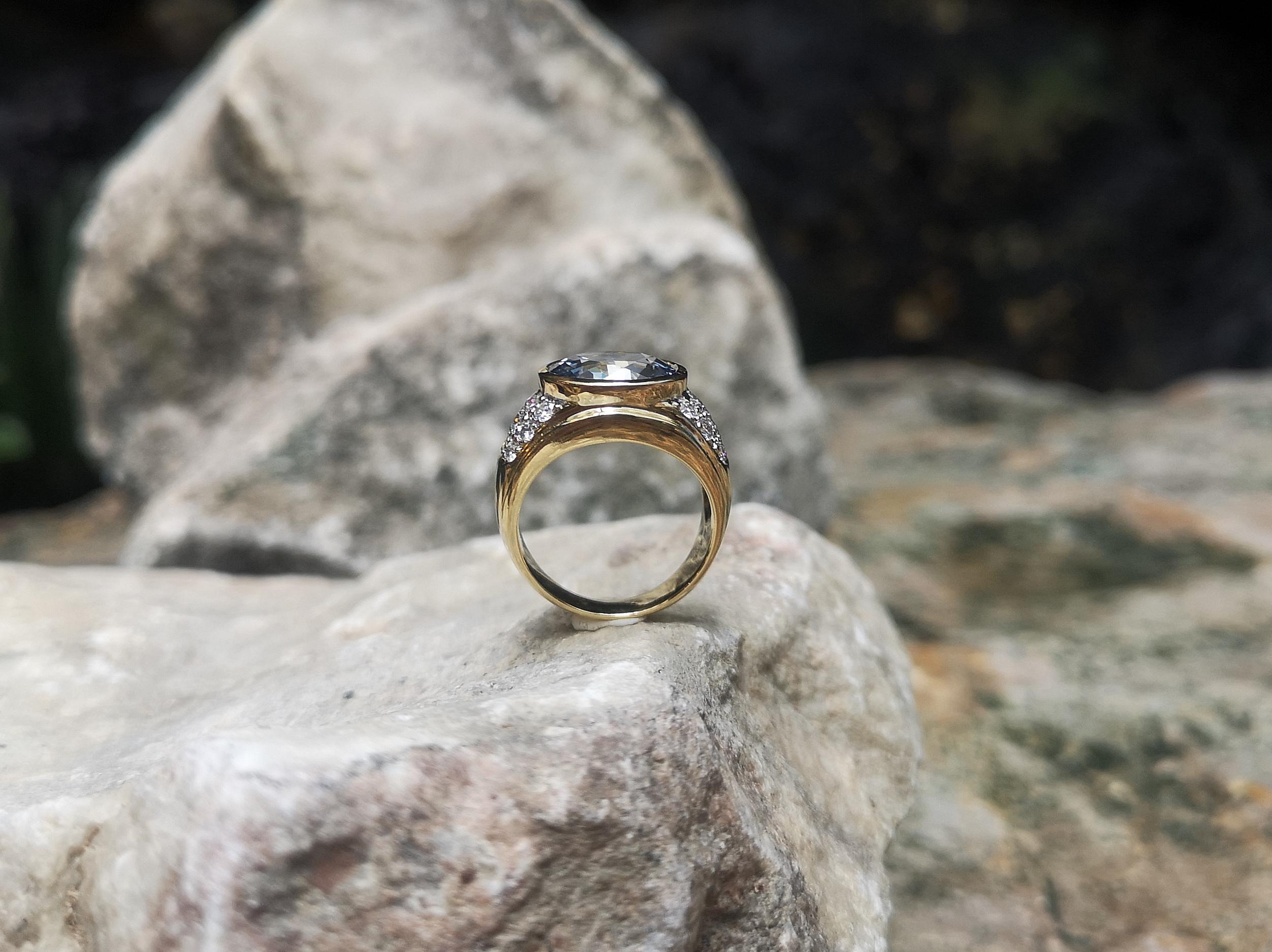 Light Blue Sapphire with Diamond Ring set in 18 Karat Gold Settings For Sale 5
