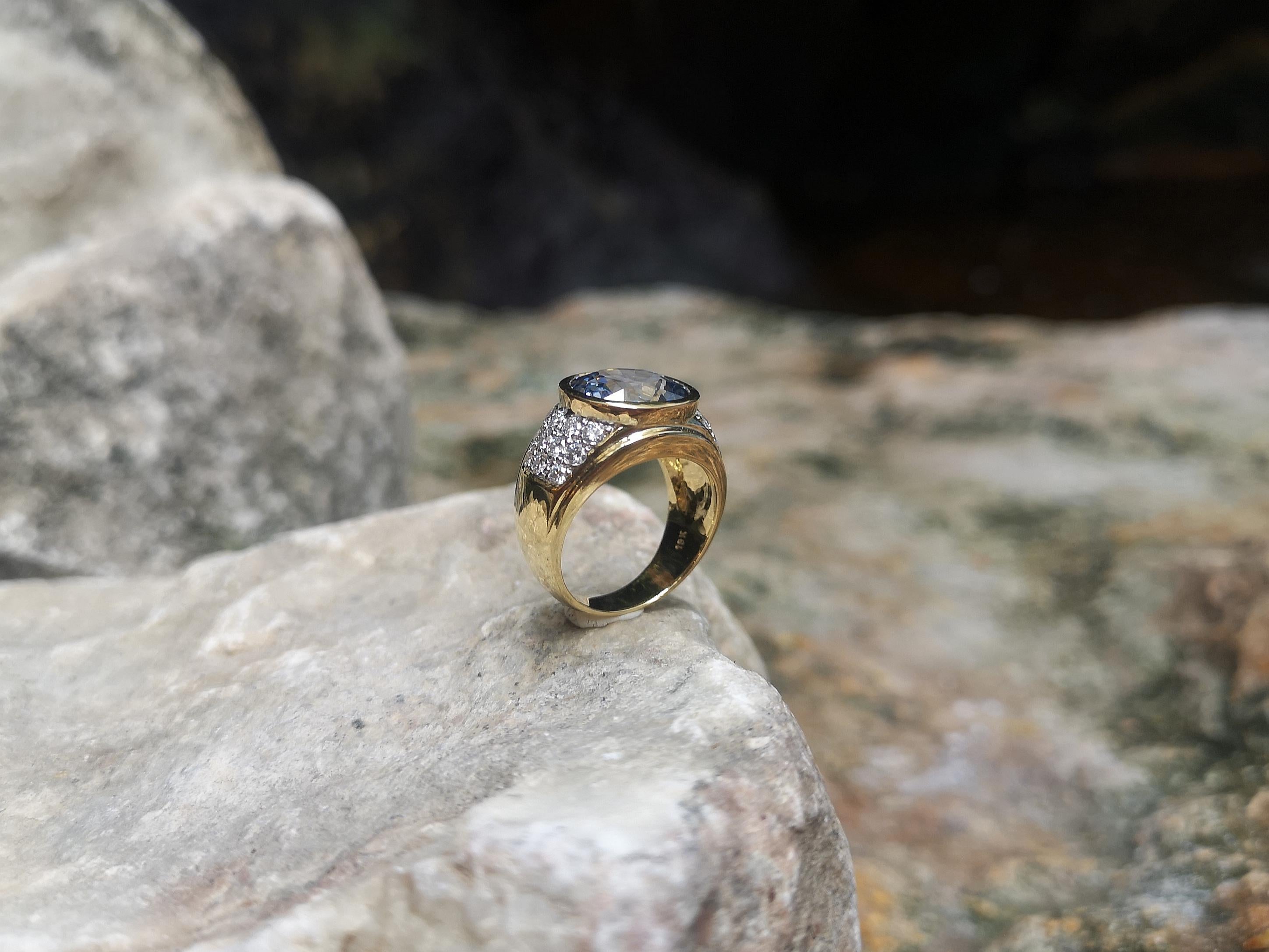 Light Blue Sapphire with Diamond Ring set in 18 Karat Gold Settings For Sale 6