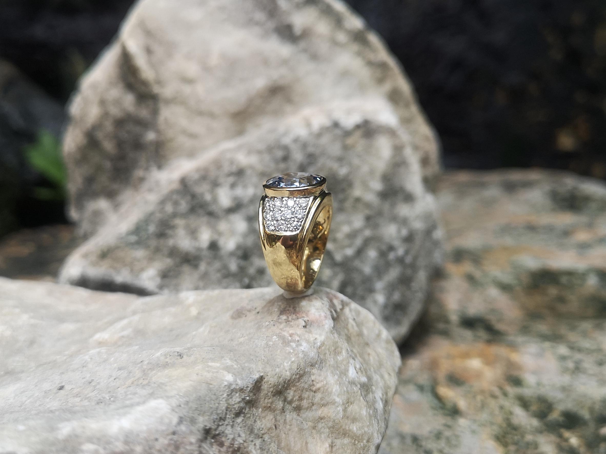Light Blue Sapphire with Diamond Ring set in 18 Karat Gold Settings For Sale 9
