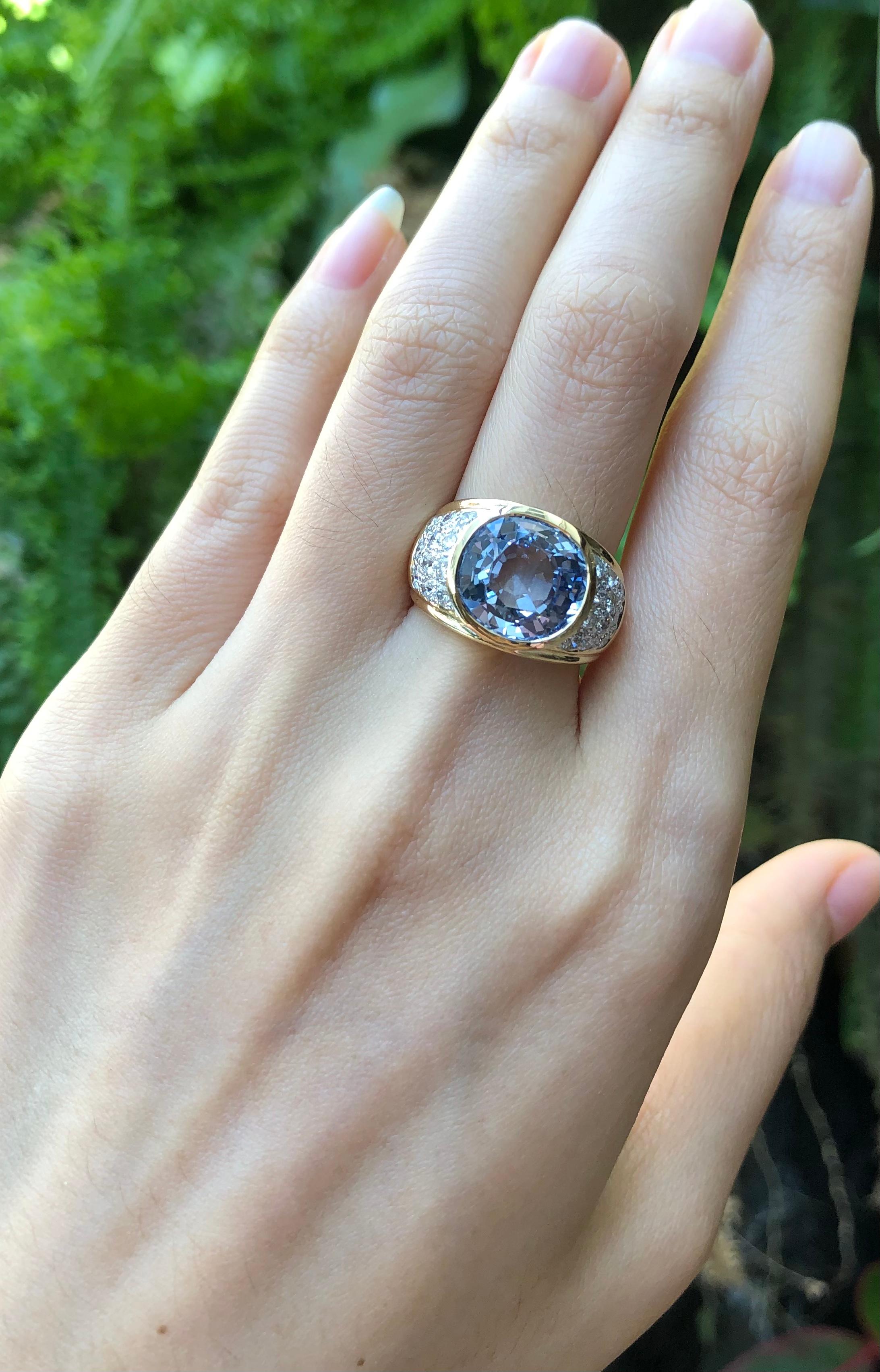 Contemporary Light Blue Sapphire with Diamond Ring set in 18 Karat Gold Settings For Sale