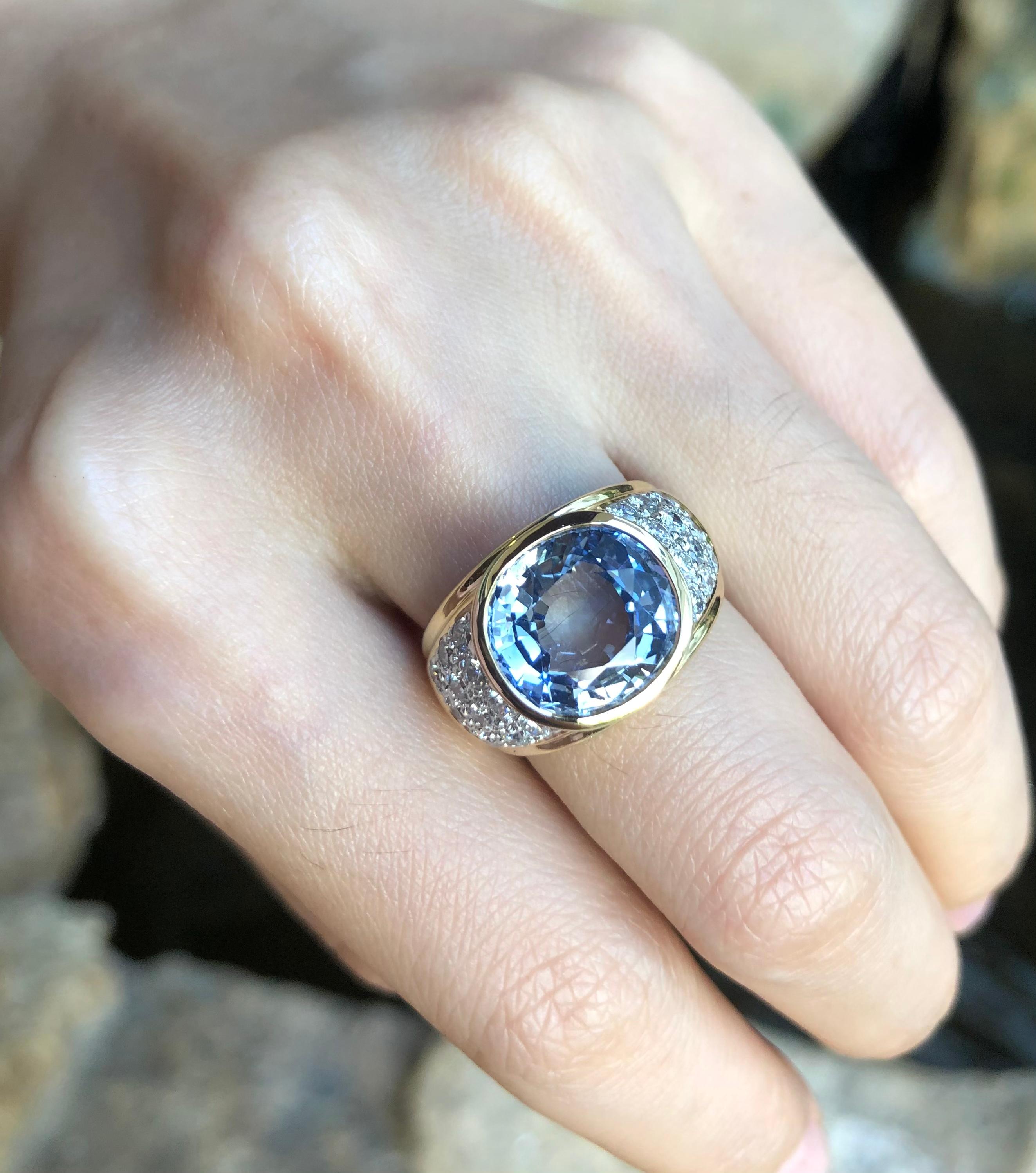 Round Cut Light Blue Sapphire with Diamond Ring set in 18 Karat Gold Settings For Sale