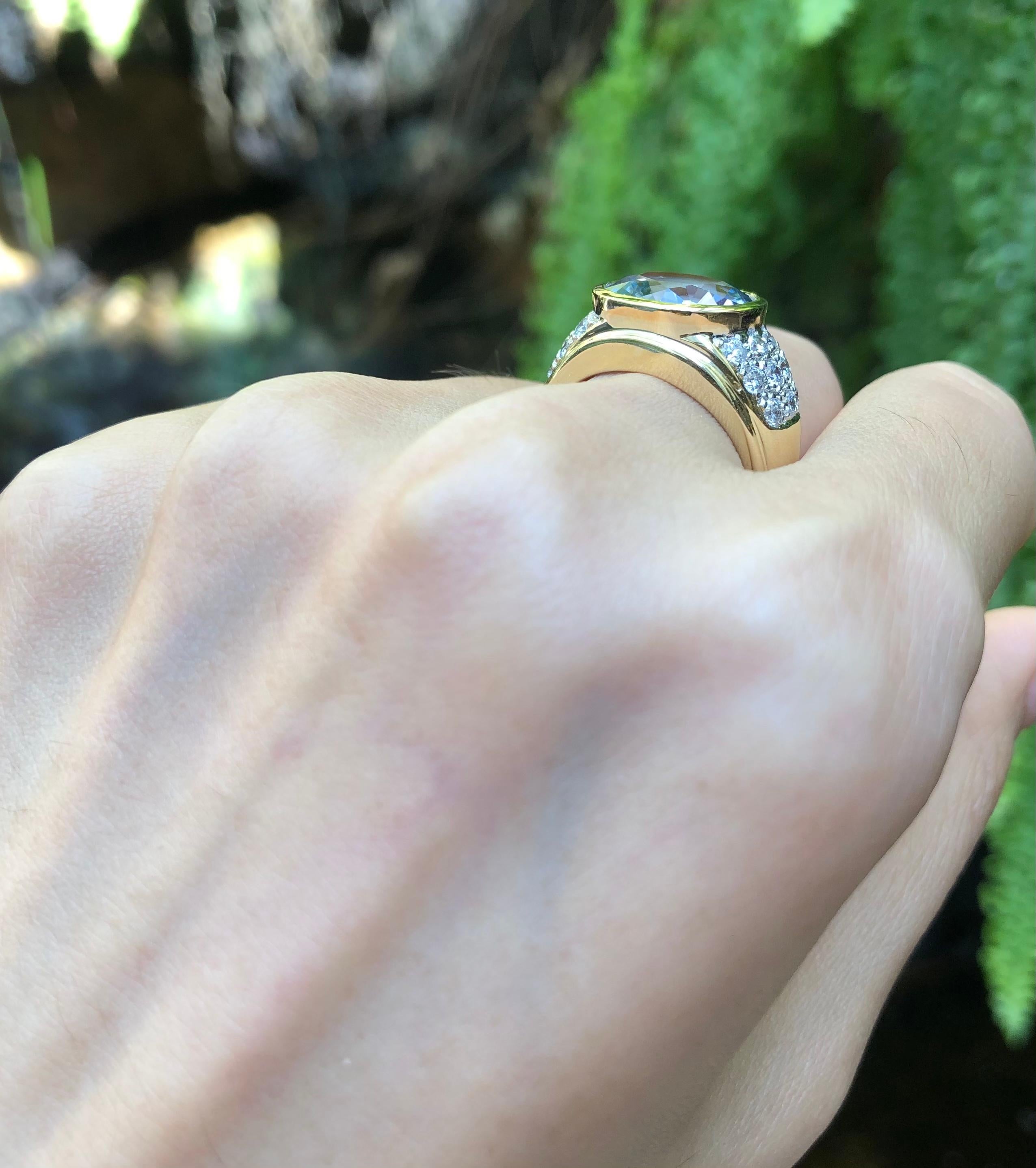 Light Blue Sapphire with Diamond Ring set in 18 Karat Gold Settings In New Condition For Sale In Bangkok, TH