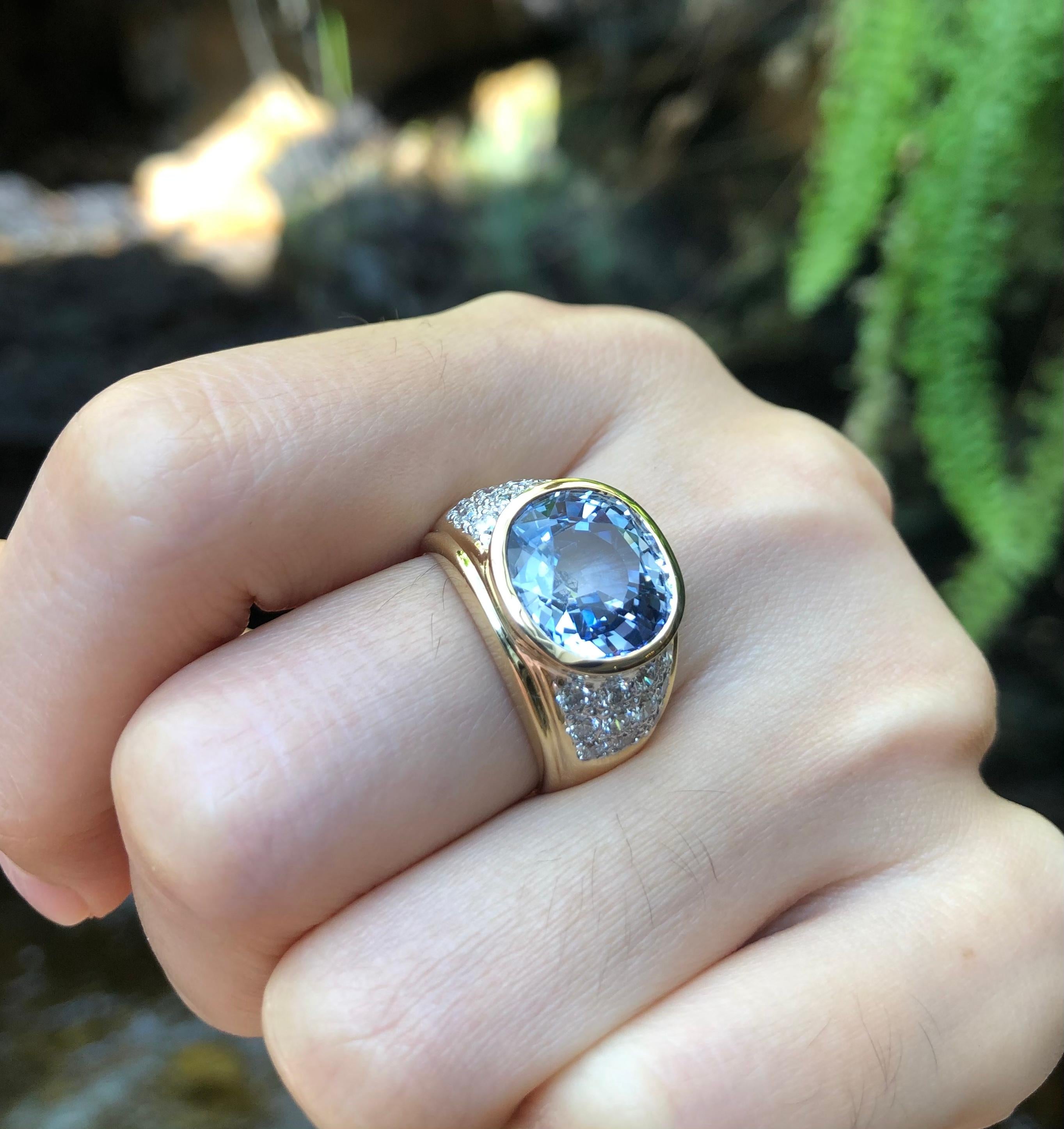 Women's or Men's Light Blue Sapphire with Diamond Ring set in 18 Karat Gold Settings For Sale