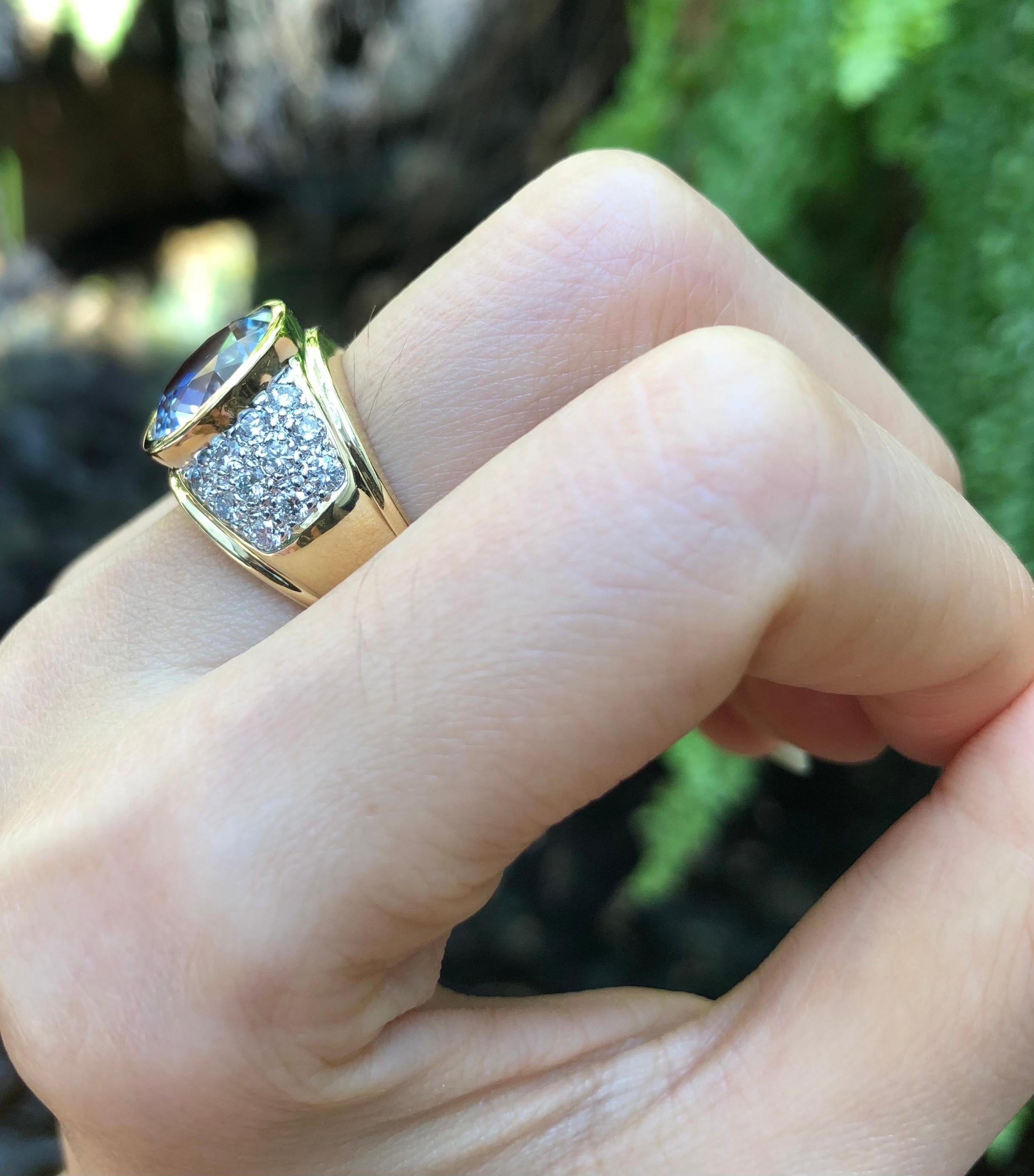 Light Blue Sapphire with Diamond Ring set in 18 Karat Gold Settings For Sale 1