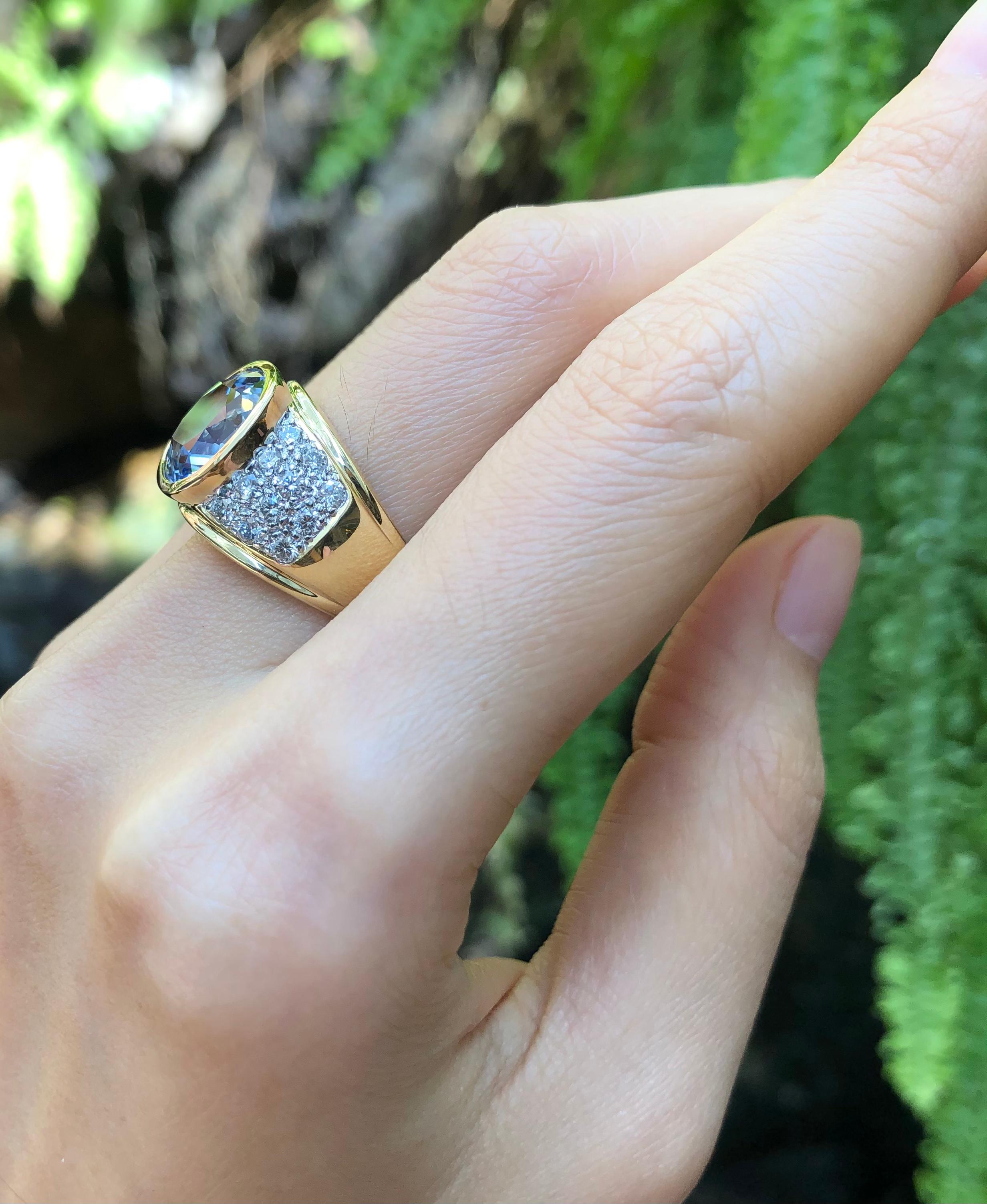 Light Blue Sapphire with Diamond Ring set in 18 Karat Gold Settings For Sale 2