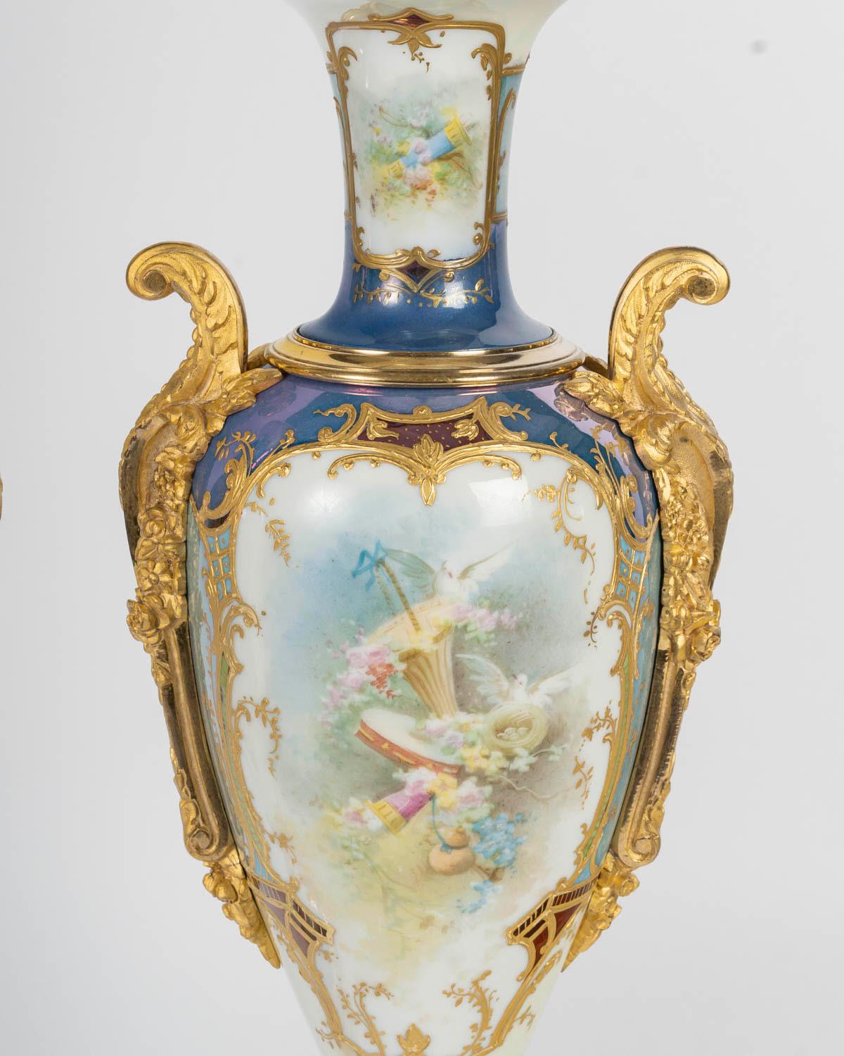 Jarrones recubiertos de porcelana de Sèvres azul claro, bronce dorado, estilo Napoleón III. en venta 3