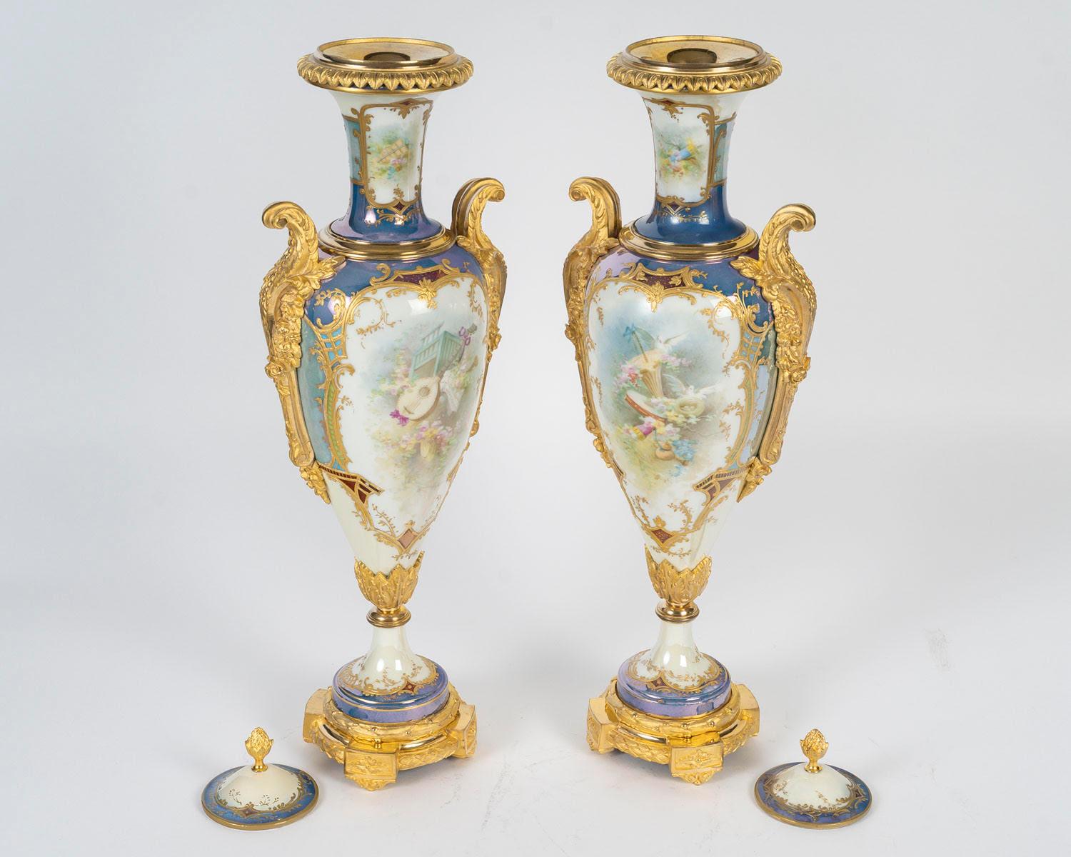 Jarrones recubiertos de porcelana de Sèvres azul claro, bronce dorado, estilo Napoleón III. en venta 4