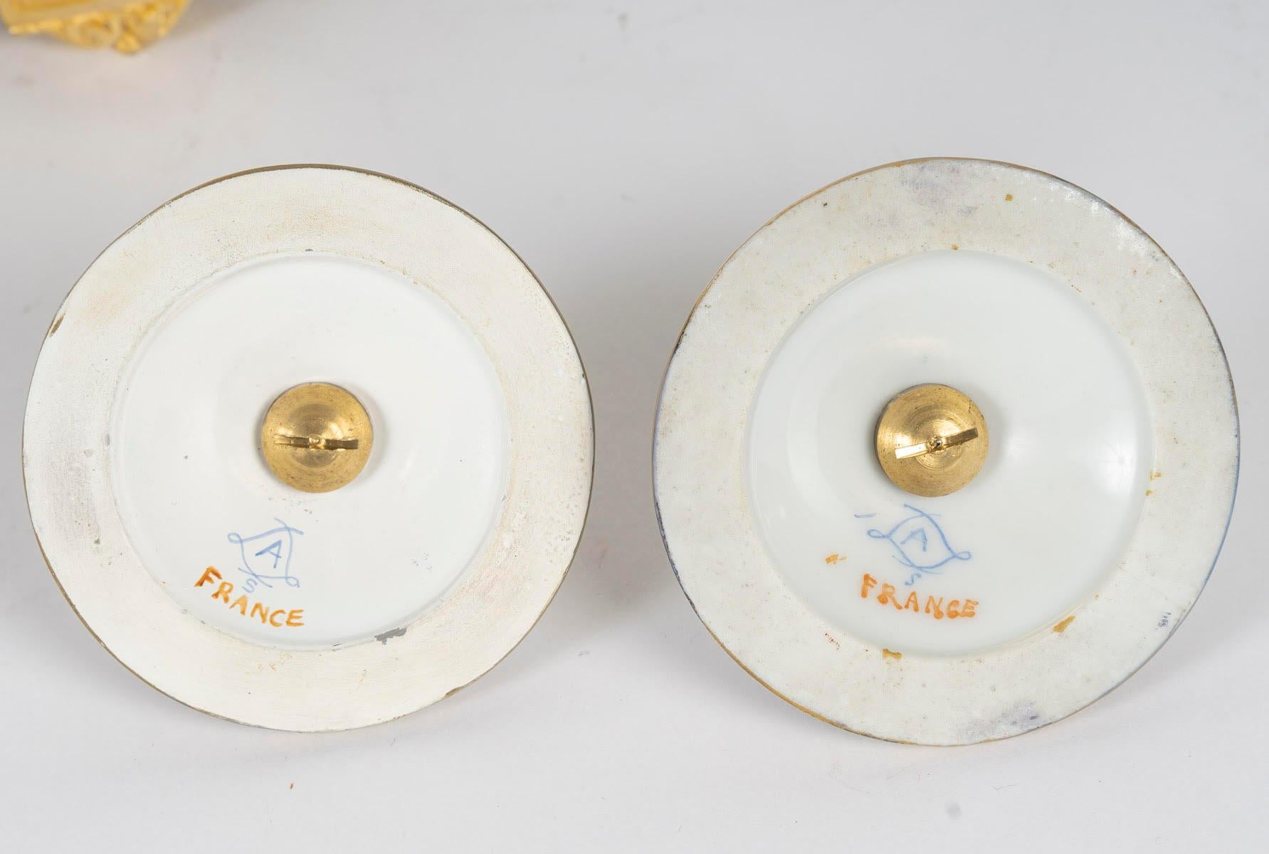 Jarrones recubiertos de porcelana de Sèvres azul claro, bronce dorado, estilo Napoleón III. en venta 5