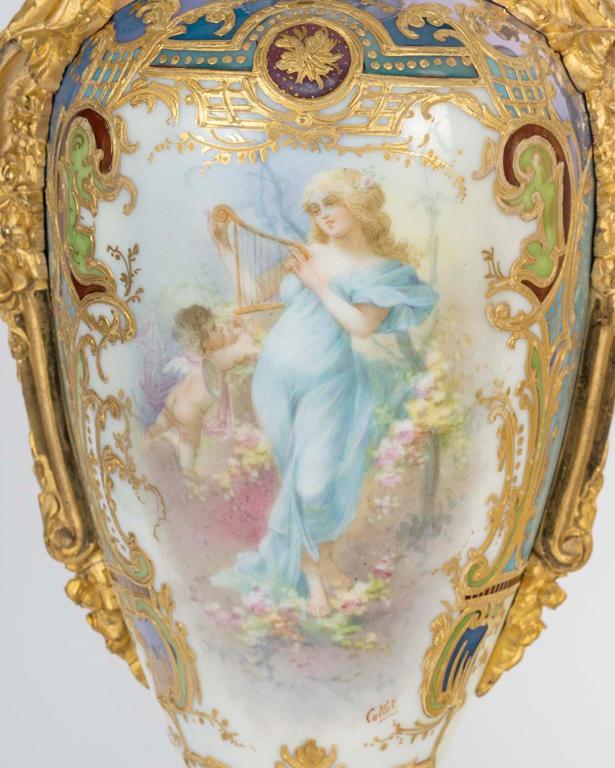 Jarrones recubiertos de porcelana de Sèvres azul claro, bronce dorado, estilo Napoleón III.
Pareja de jarrones recubiertos de porcelana de Sèvres pintada de azul claro y dorada, montura de bronce dorado, principios del siglo XX, estilo Napoleón