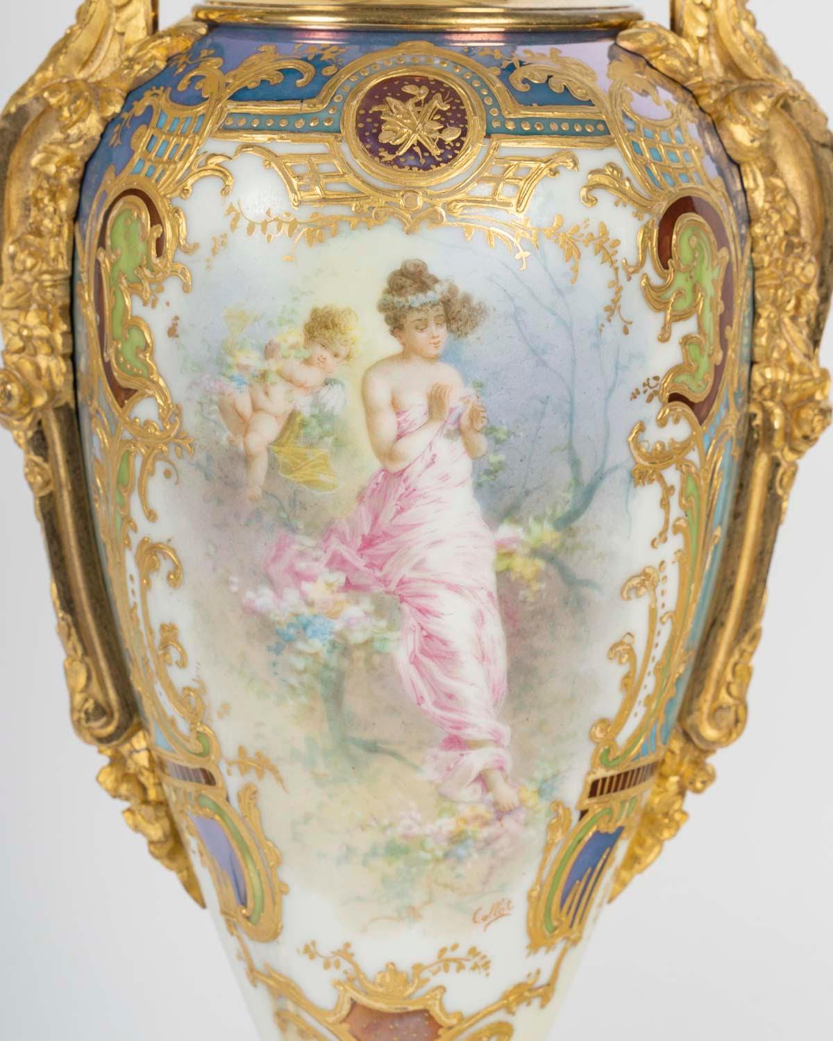 Jarrones recubiertos de porcelana de Sèvres azul claro, bronce dorado, estilo Napoleón III. Francés en venta