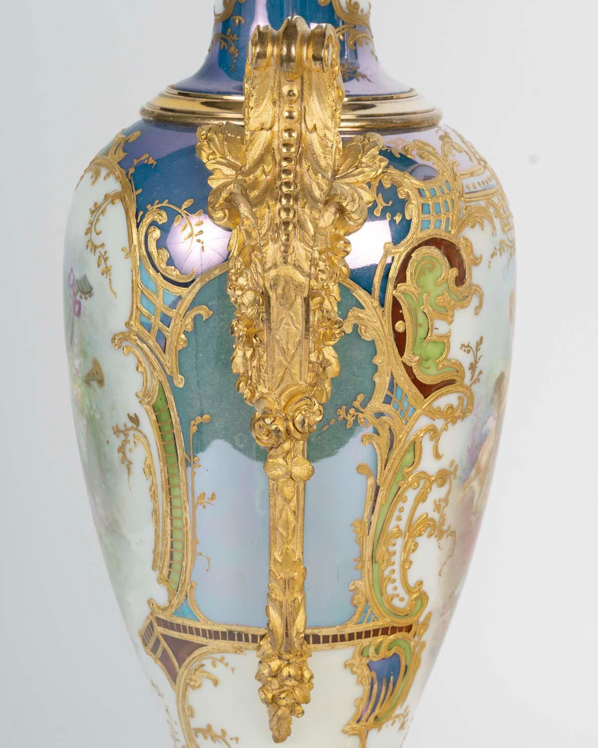 Jarrones recubiertos de porcelana de Sèvres azul claro, bronce dorado, estilo Napoleón III. Dorado en venta