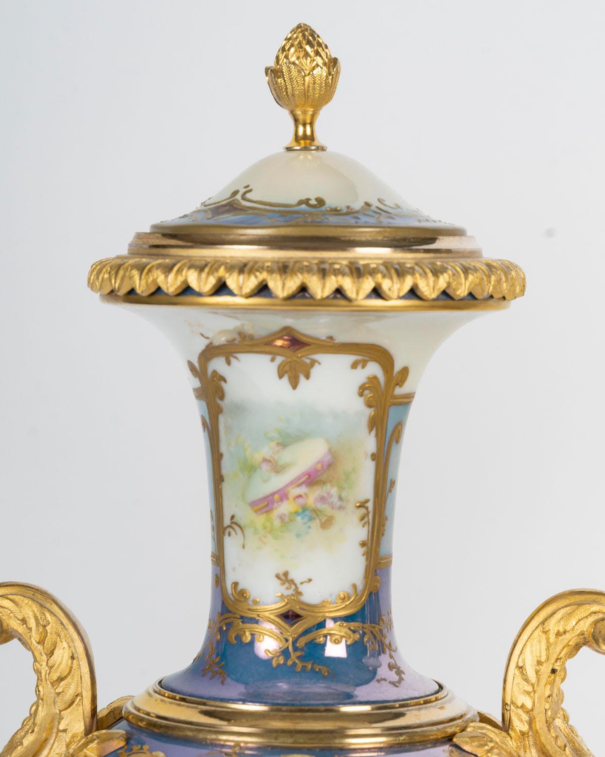 Jarrones recubiertos de porcelana de Sèvres azul claro, bronce dorado, estilo Napoleón III. en Bueno estado para la venta en Saint-Ouen, FR