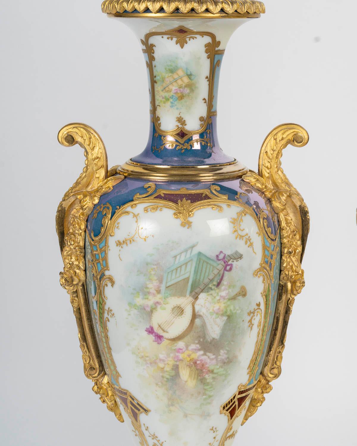 Jarrones recubiertos de porcelana de Sèvres azul claro, bronce dorado, estilo Napoleón III. siglo XX en venta
