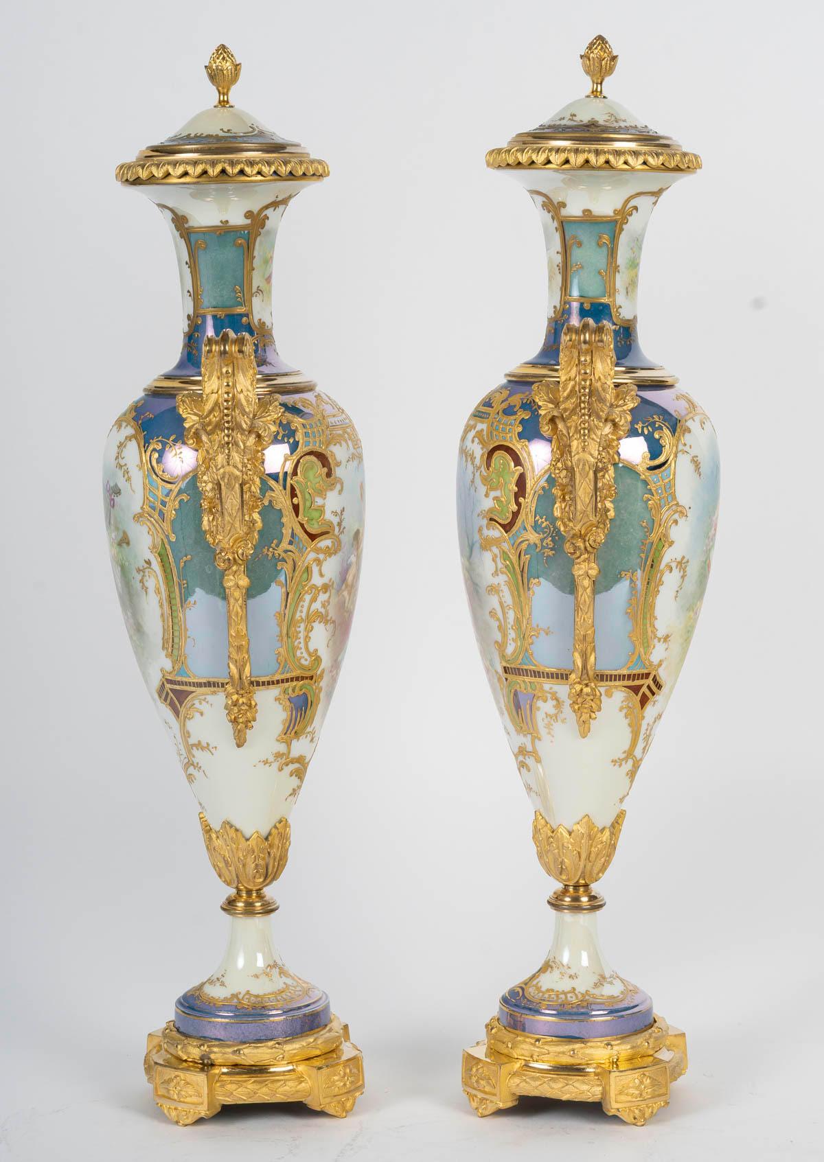 Jarrones recubiertos de porcelana de Sèvres azul claro, bronce dorado, estilo Napoleón III. Bronce en venta