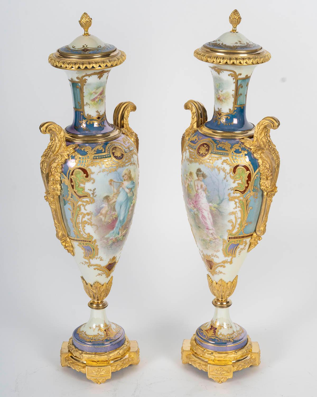 Jarrones recubiertos de porcelana de Sèvres azul claro, bronce dorado, estilo Napoleón III. en venta 1