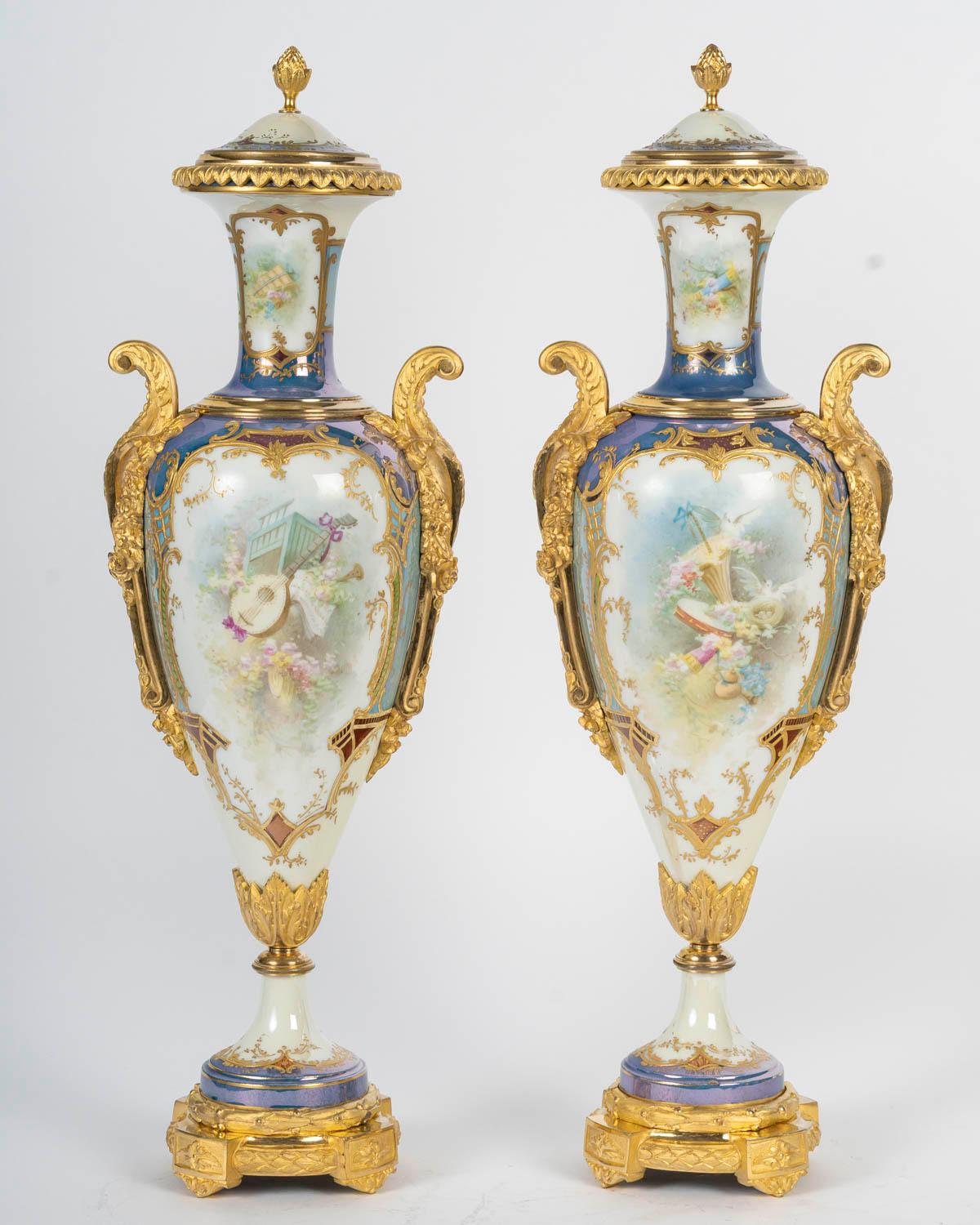 Jarrones recubiertos de porcelana de Sèvres azul claro, bronce dorado, estilo Napoleón III. en venta 2