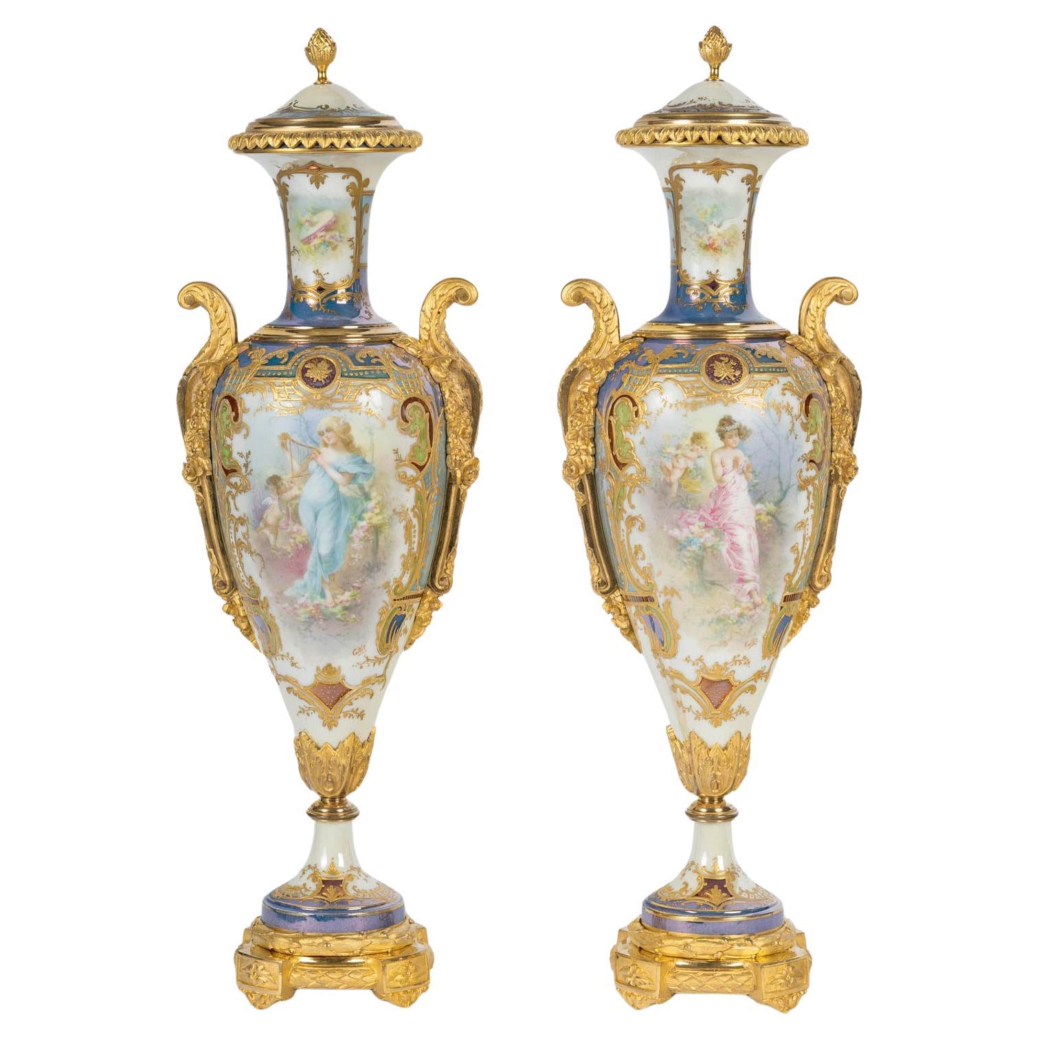 Jarrones recubiertos de porcelana de Sèvres azul claro, bronce dorado, estilo Napoleón III. en venta