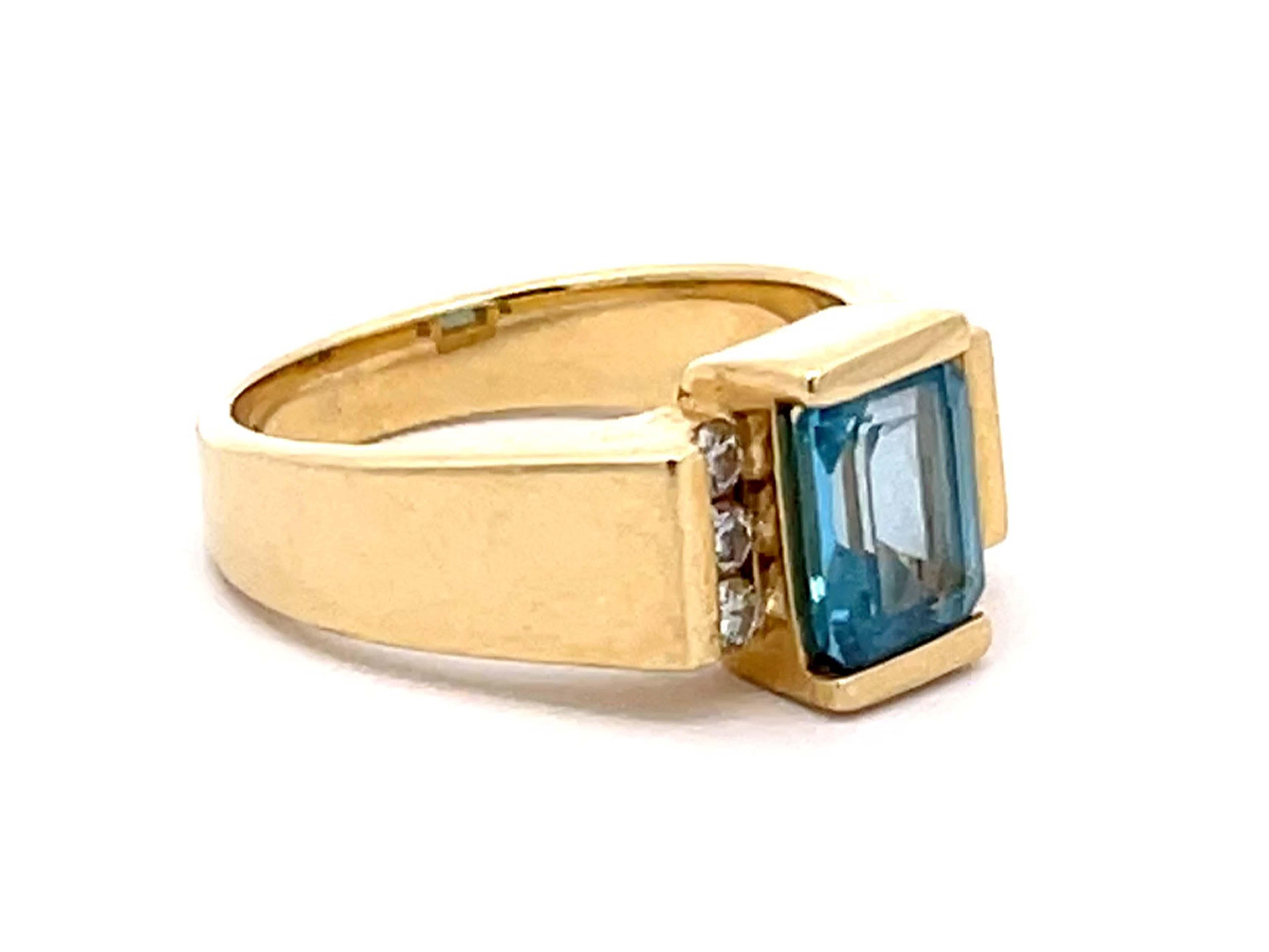 Moderne Bague en or jaune 14k avec topaze bleue claire et diamant en vente