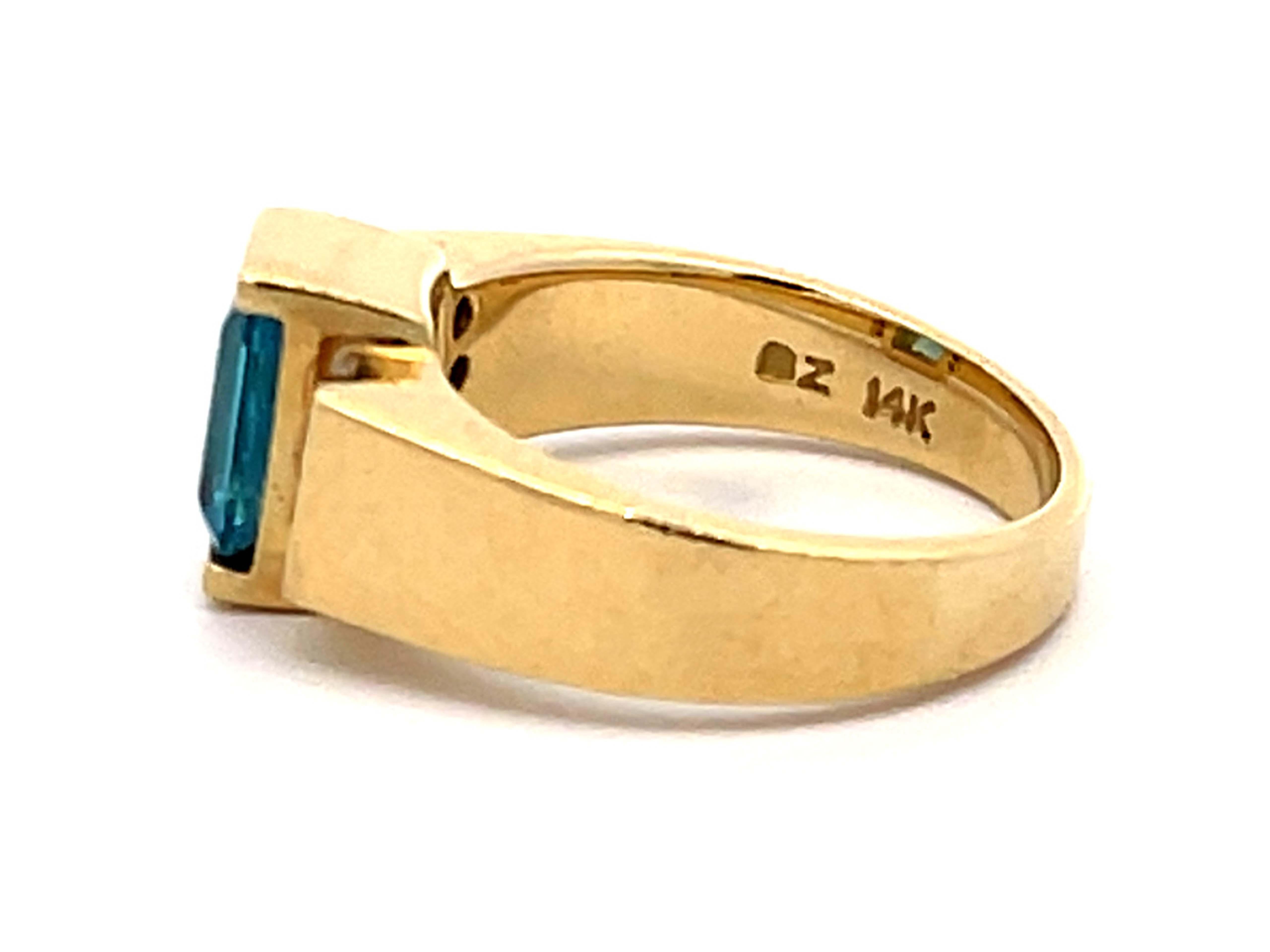 Light Blue Topaz and Diamond Ring in 14k Yellow Gold In Excellent Condition For Sale In Honolulu, HI