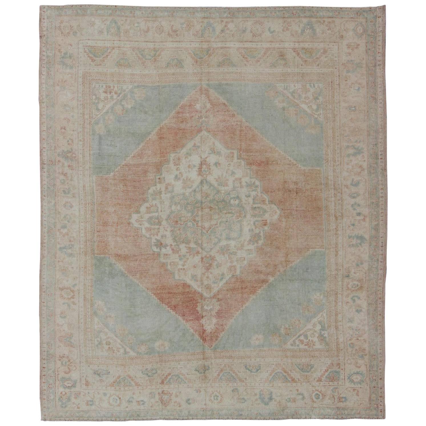 Tappeto Oushak turco vintage blu chiaro, topazio e ruggine con medaglione a strati